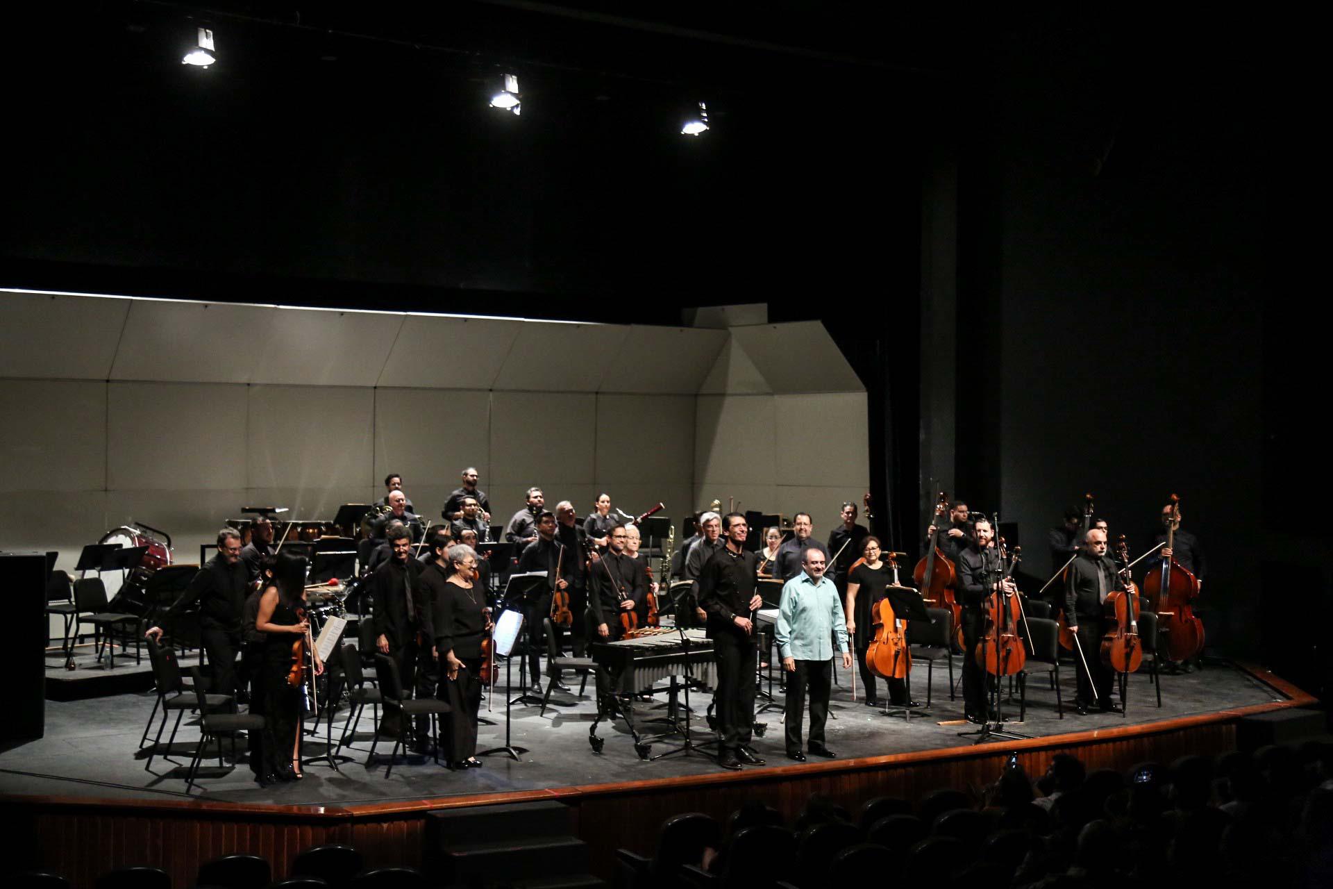 $!Los músicos agradecieron el aplauso del público.