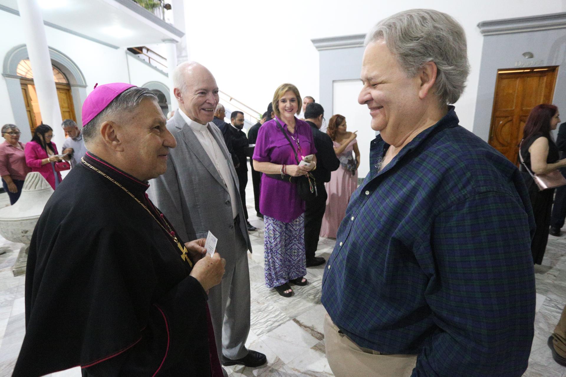 $!Obispo Mario Espinosa Contreras y el Arzobispo Primado de México, Cardenal Carlos Aguiar Retes, saludan a Raúl Rico, director del Instituto de Cultura de Mazatlán.