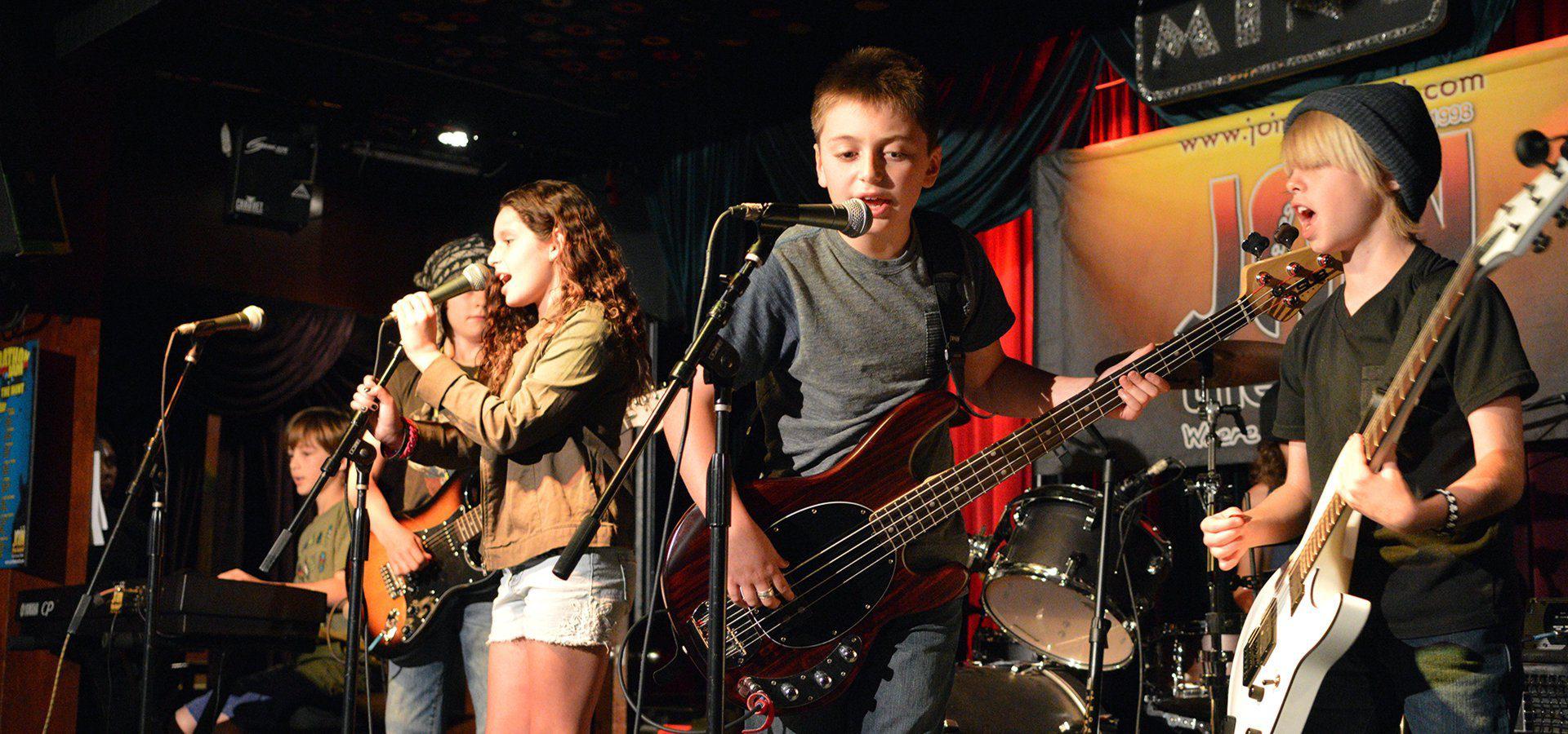 $!Niños tocando en una banda de Rock