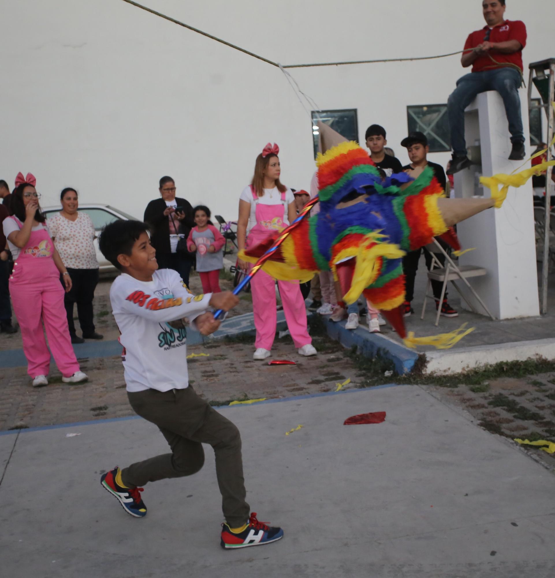 $!Los pequeños se divirtieron apaleando la piñata.