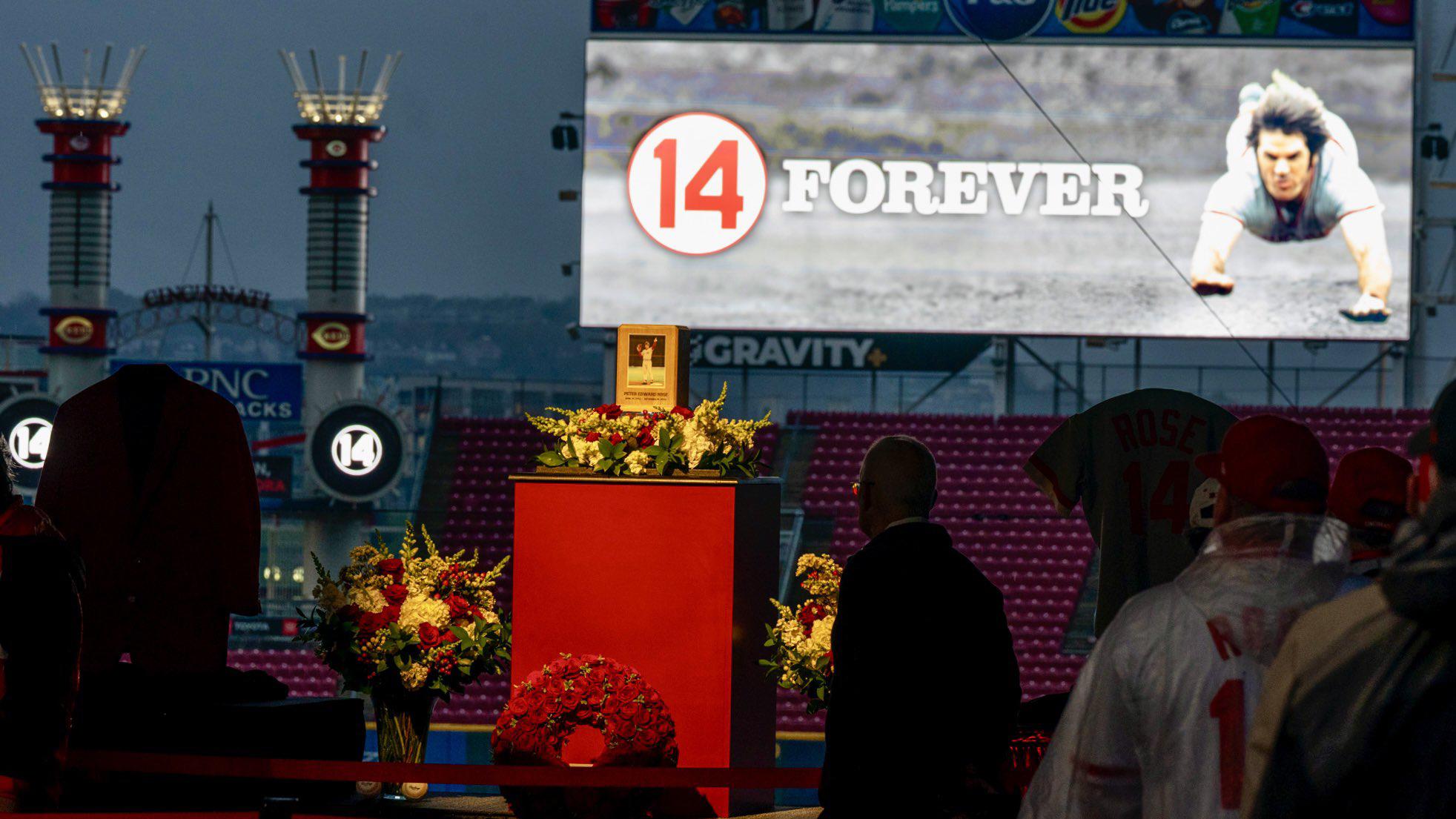 $!Miles de fanáticos rinden homenaje a Pete Rose en la casa de los Rojos de Cincinnati