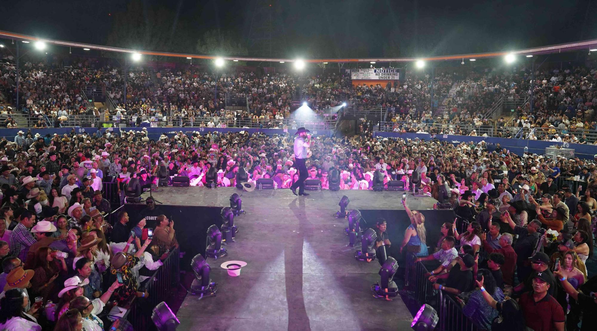 $!El público disfrutó de los éxitos del cantante.