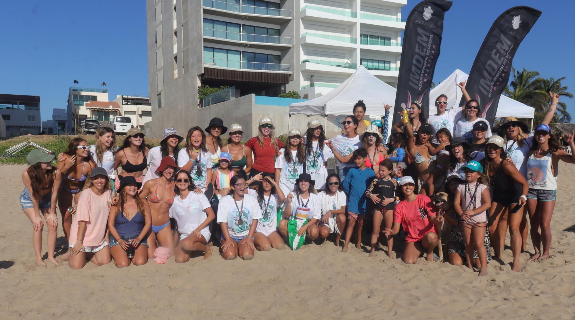 $!Las reinas del mar se apoderan del surfing en Mazatlán