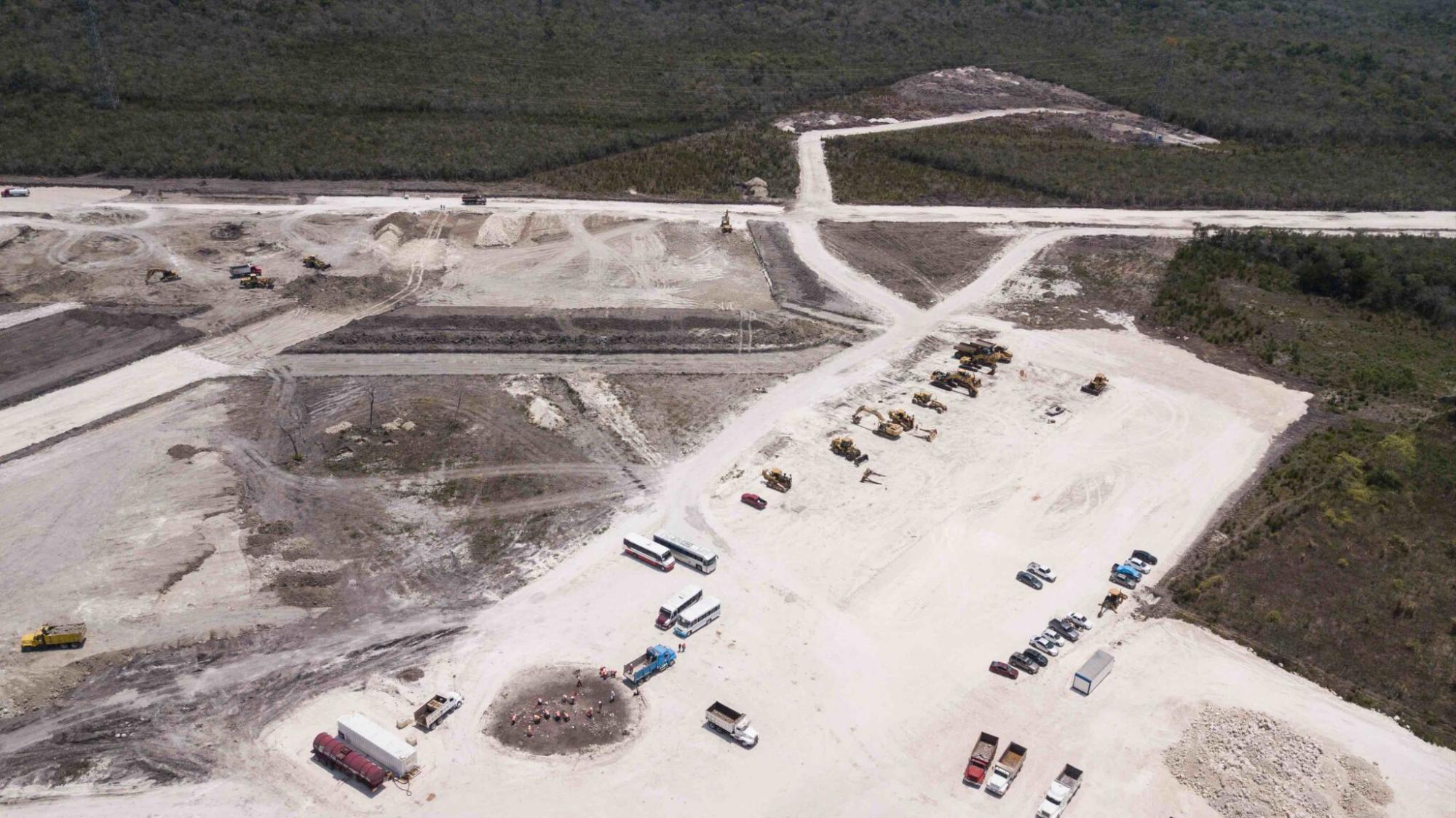 $!Militares realizan la construcción de la estación del tren en el tramo 7, en Xpujil, Campeche.