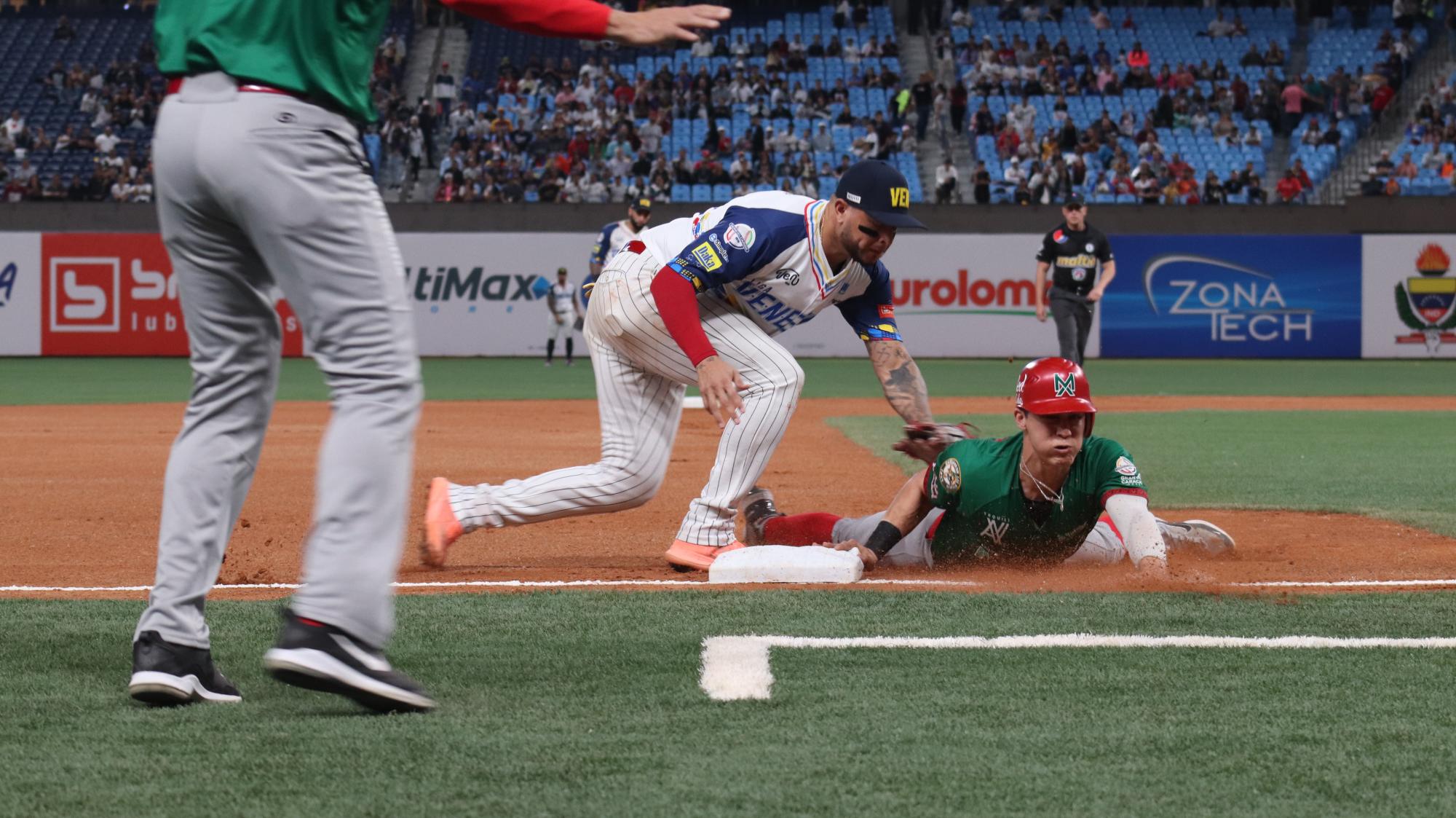 $!México apalea y blanquea a Venezuela para ‘amarrar’ las semifinales de la Serie del Caribe