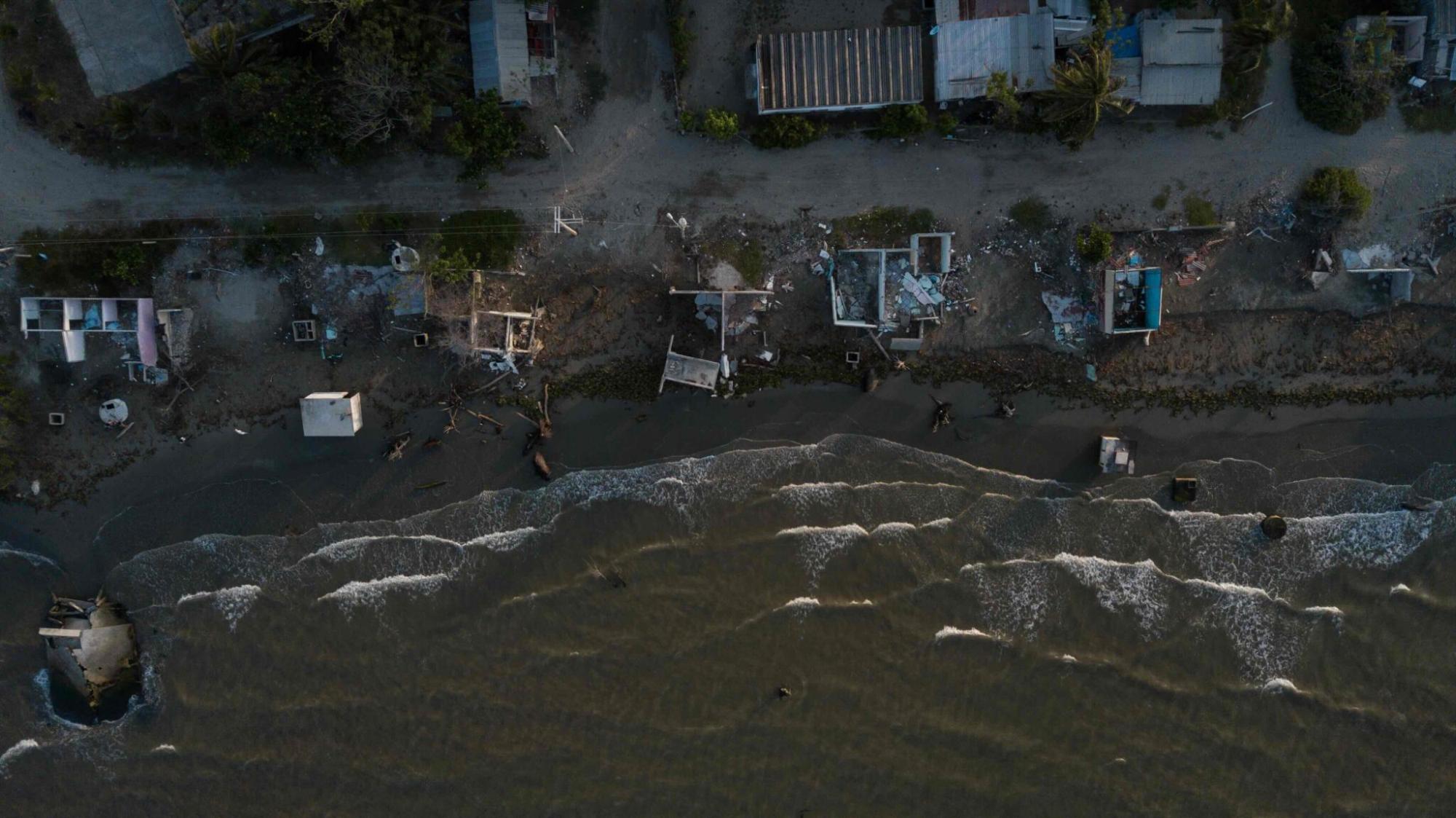 $!Imagen aérea que muestra el avance del mar sobre la comunidad de El Bosque, en Tabasco.