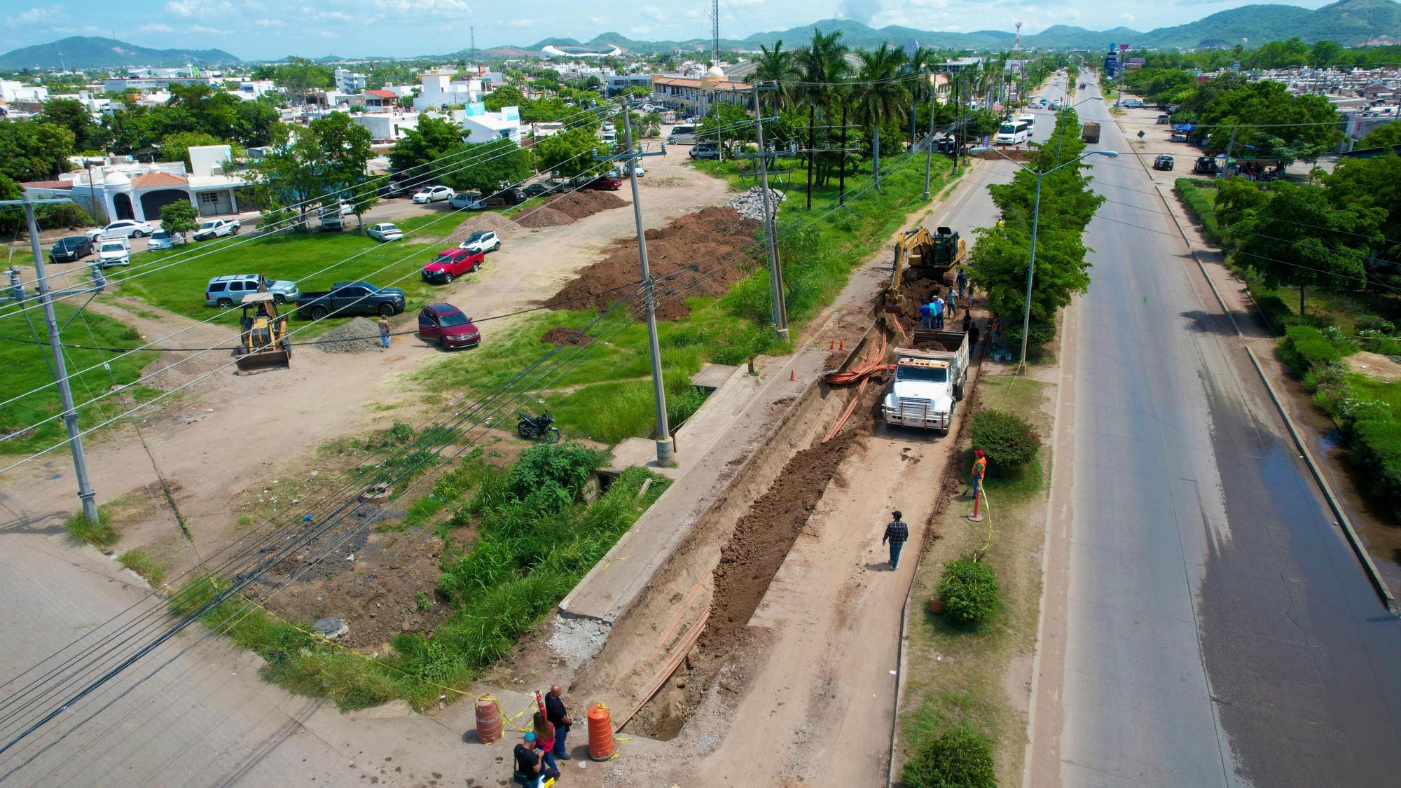 $!Buscan frenar el grave rebosamiento de drenaje en zonas de Mazatlán