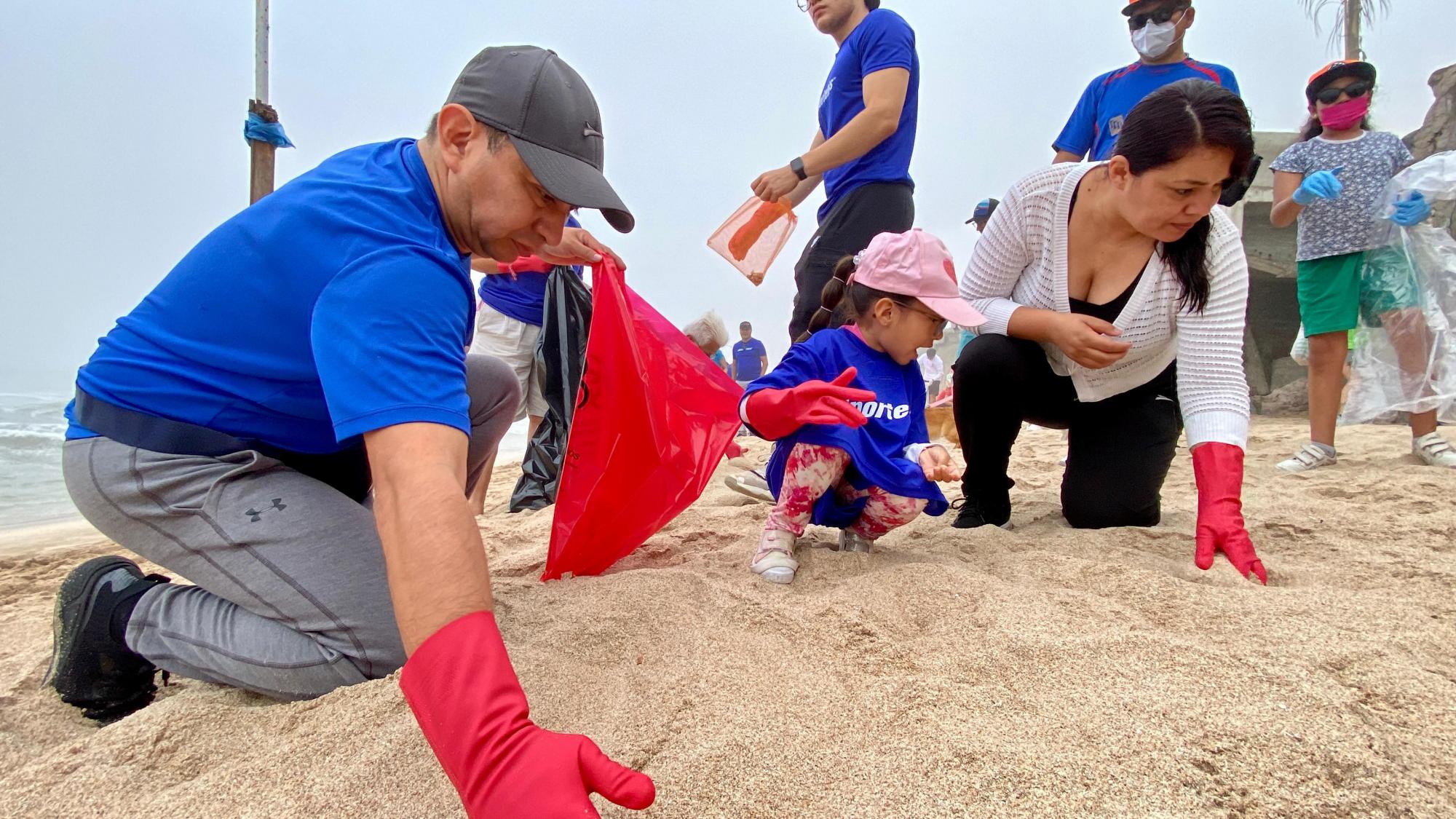 $!Con limpieza de playa conmemoran el Día de la Madre Tierra en Mazatlán; retiran cerca de una tonelada de basura