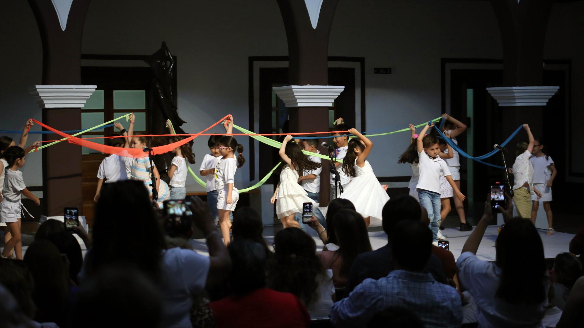 $!Con colorido festival, concluye el curso de verano ‘Una sonrisa en el arte’