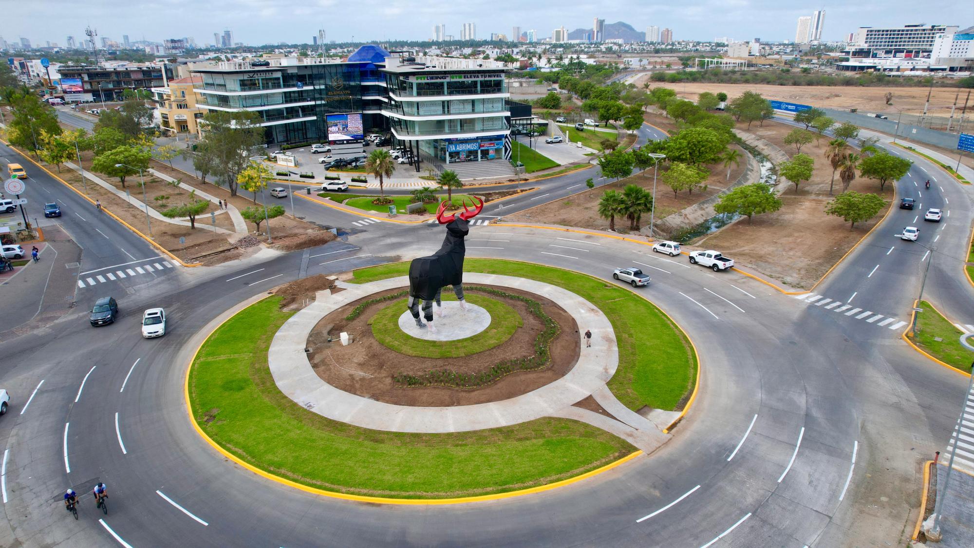 $!Supervisa Alcalde de Mazatlán los últimos detalles de la escultura del Venado