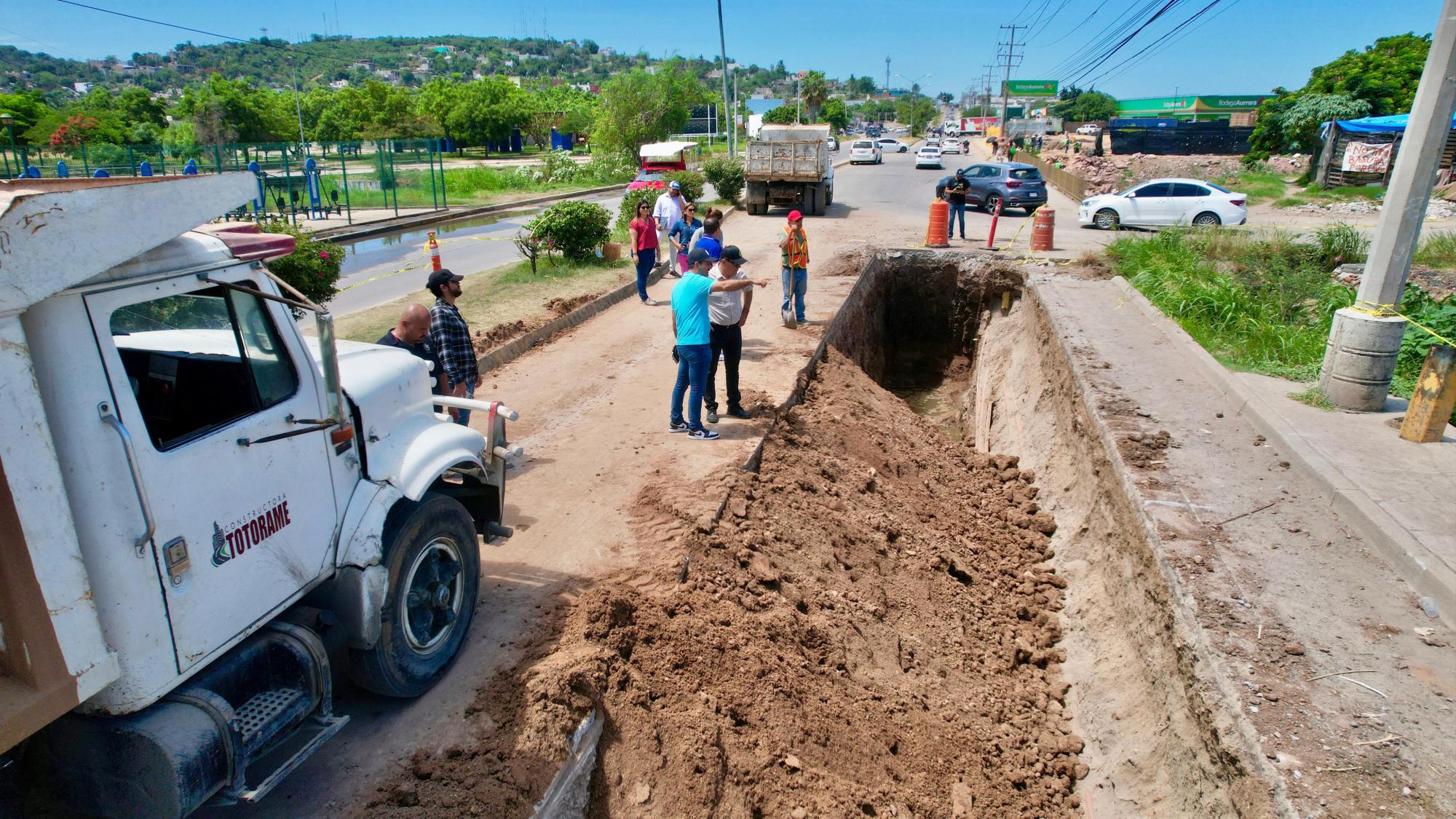 $!Buscan frenar el grave rebosamiento de drenaje en zonas de Mazatlán