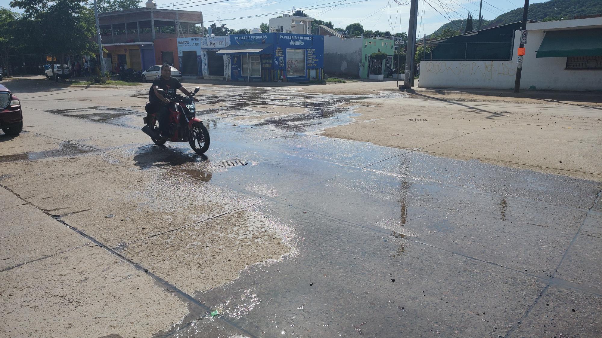 $!Aguas negras recorren las calles de Santa Teresa, en Mazatlán