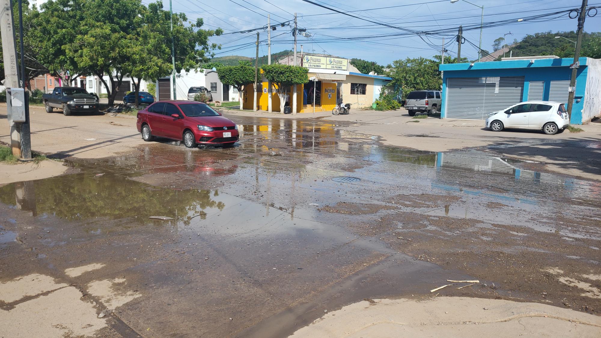 $!Aguas negras recorren las calles de Santa Teresa, en Mazatlán