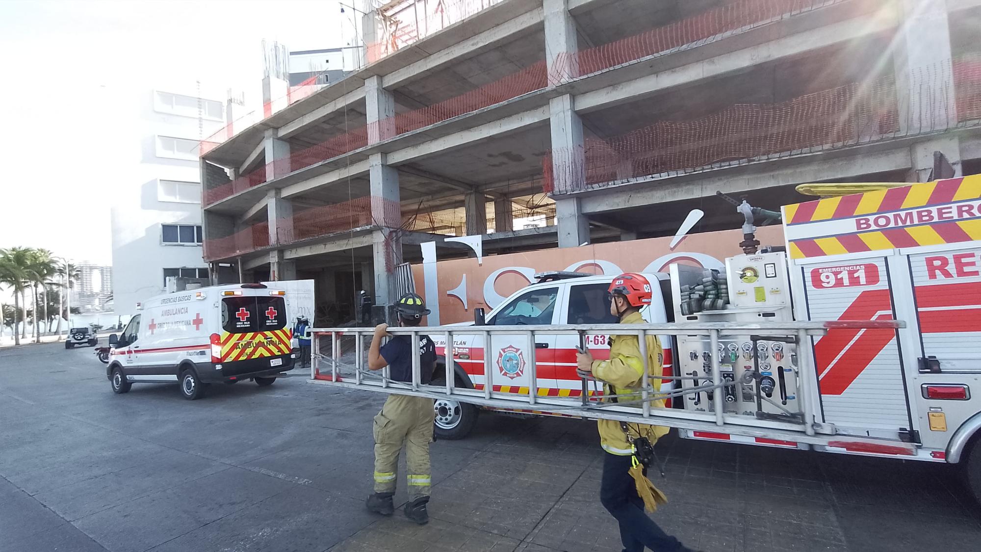 $!Trabajador cae desde el tercer piso de una construcción sobre el Paseo Claussen, en Mazatlán