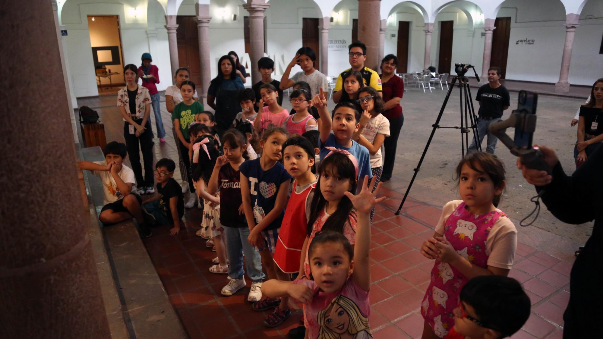 $!Niños escuchan con atención sobre la obra.