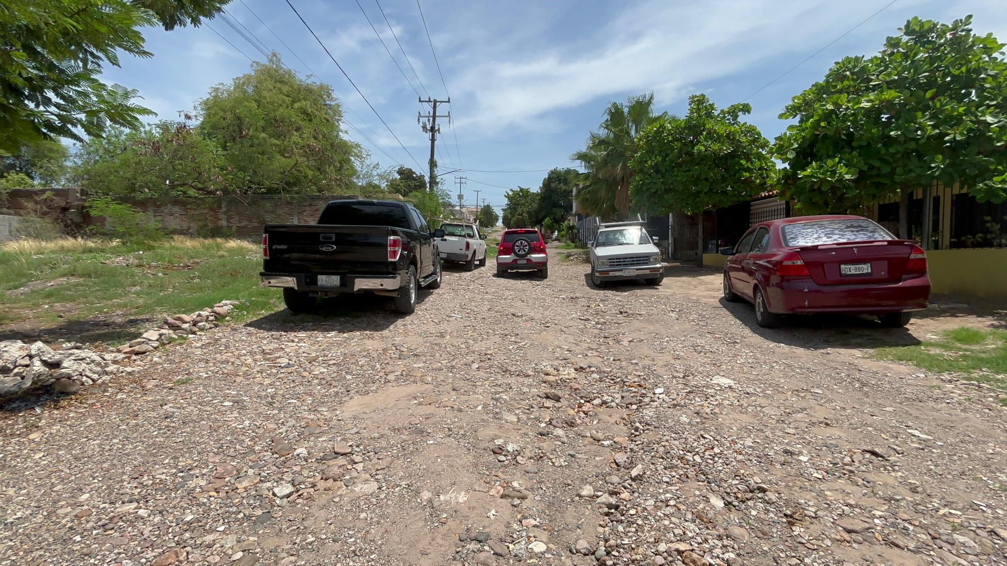 $!Urgen vecinos de la colonia Libertad, en Culiacán, arreglar avenida; es usada como basurero señalan