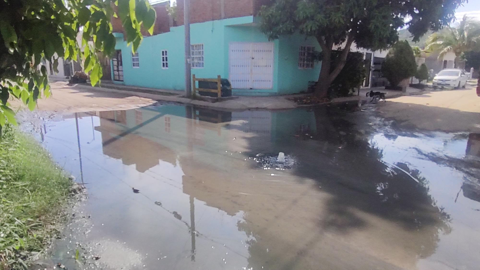 $!Aguas negras recorren las calles de Santa Teresa, en Mazatlán