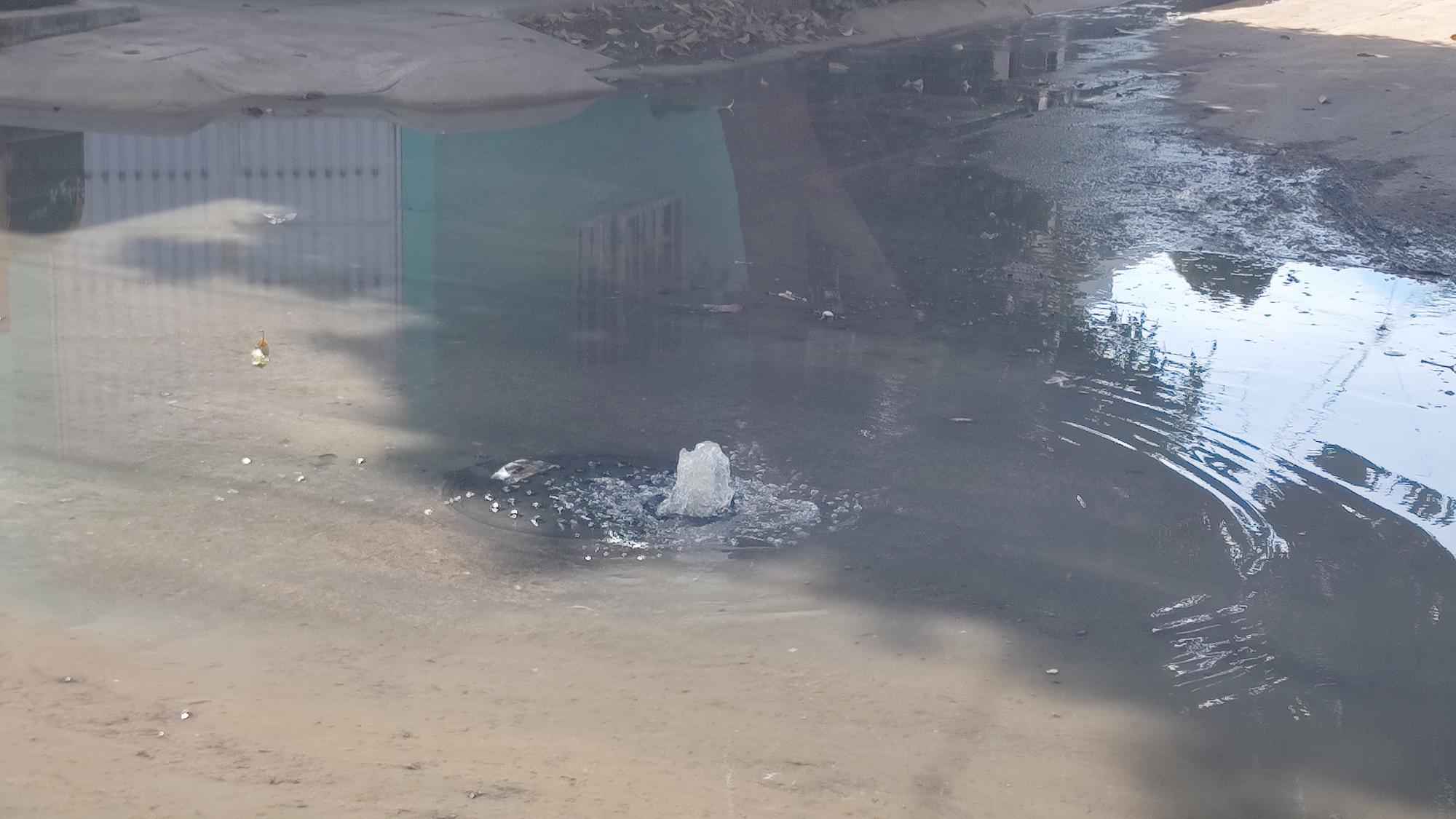 $!Aguas negras recorren las calles de Santa Teresa, en Mazatlán