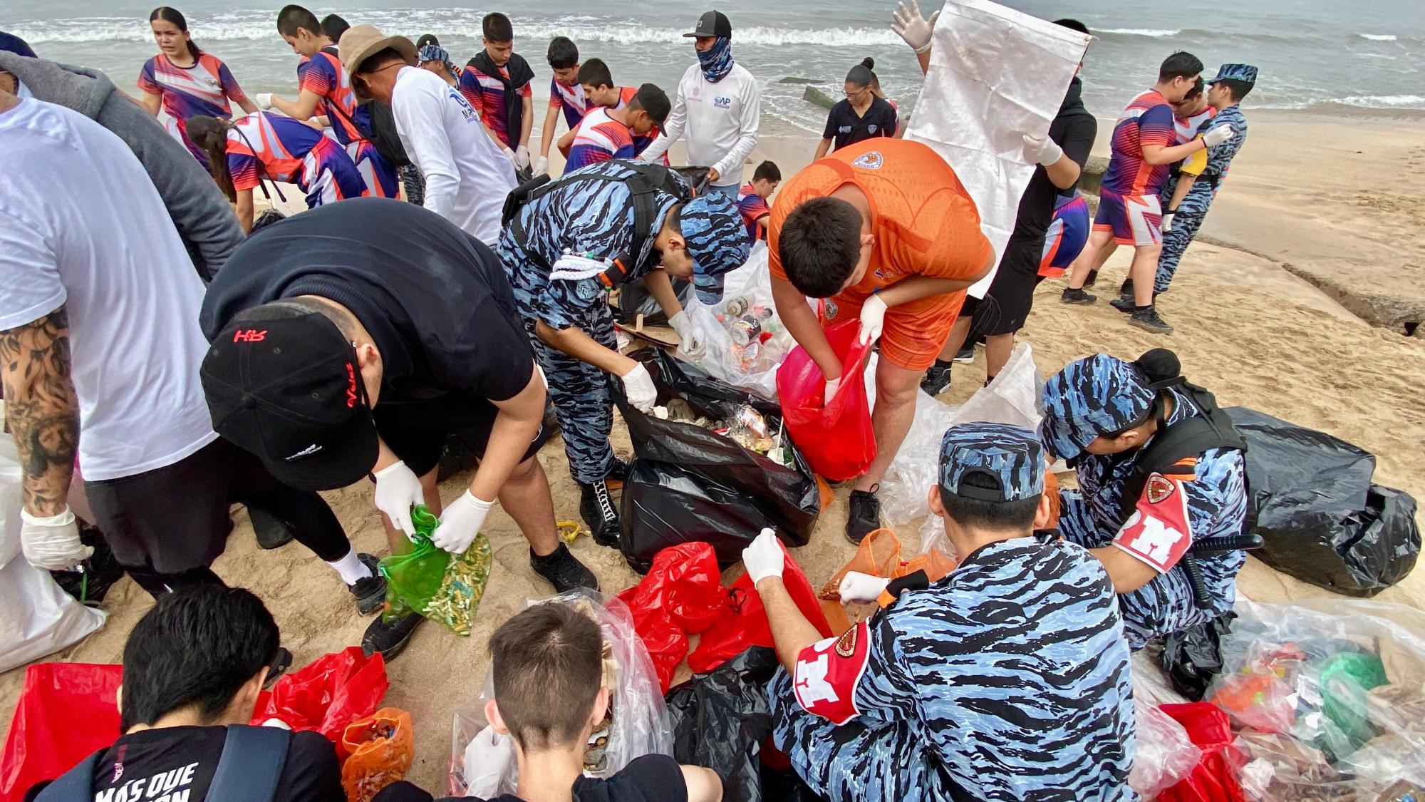 $!Con limpieza de playa conmemoran el Día de la Madre Tierra en Mazatlán; retiran cerca de una tonelada de basura