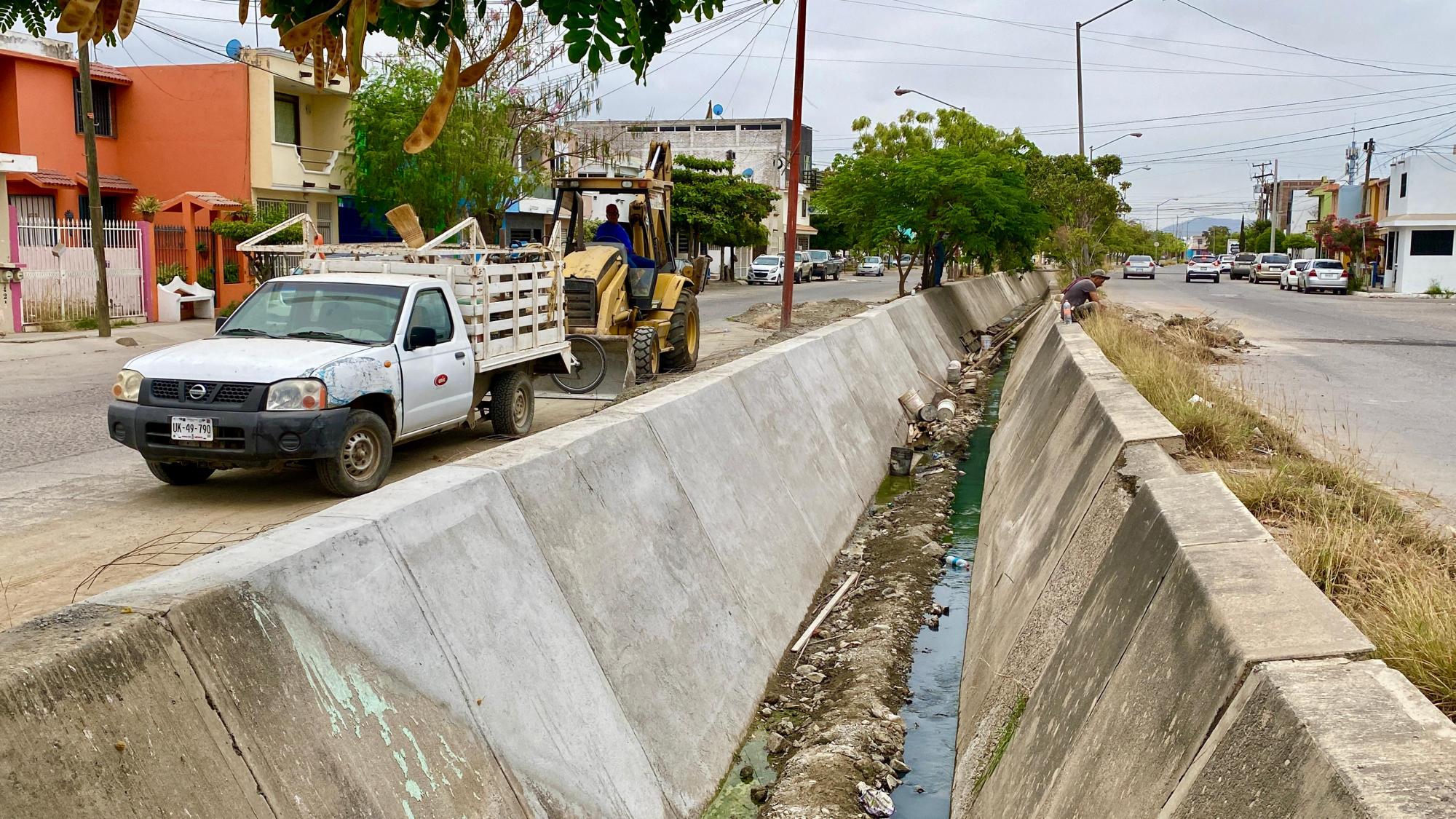 $!Reparan losas de concreto en canal revestido del Infonavit Alarcón