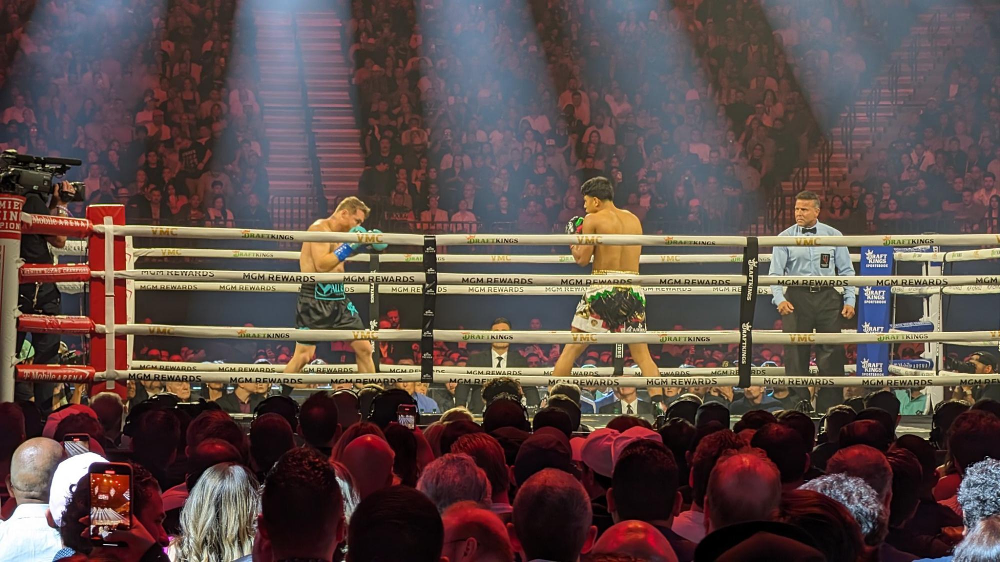 $!¡Al grito de guerra! Canelo Álvarez vence por decisión unánime a Jaime Munguía