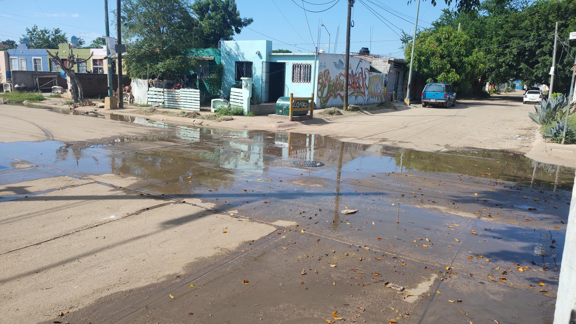 $!Aguas negras recorren las calles de Santa Teresa, en Mazatlán