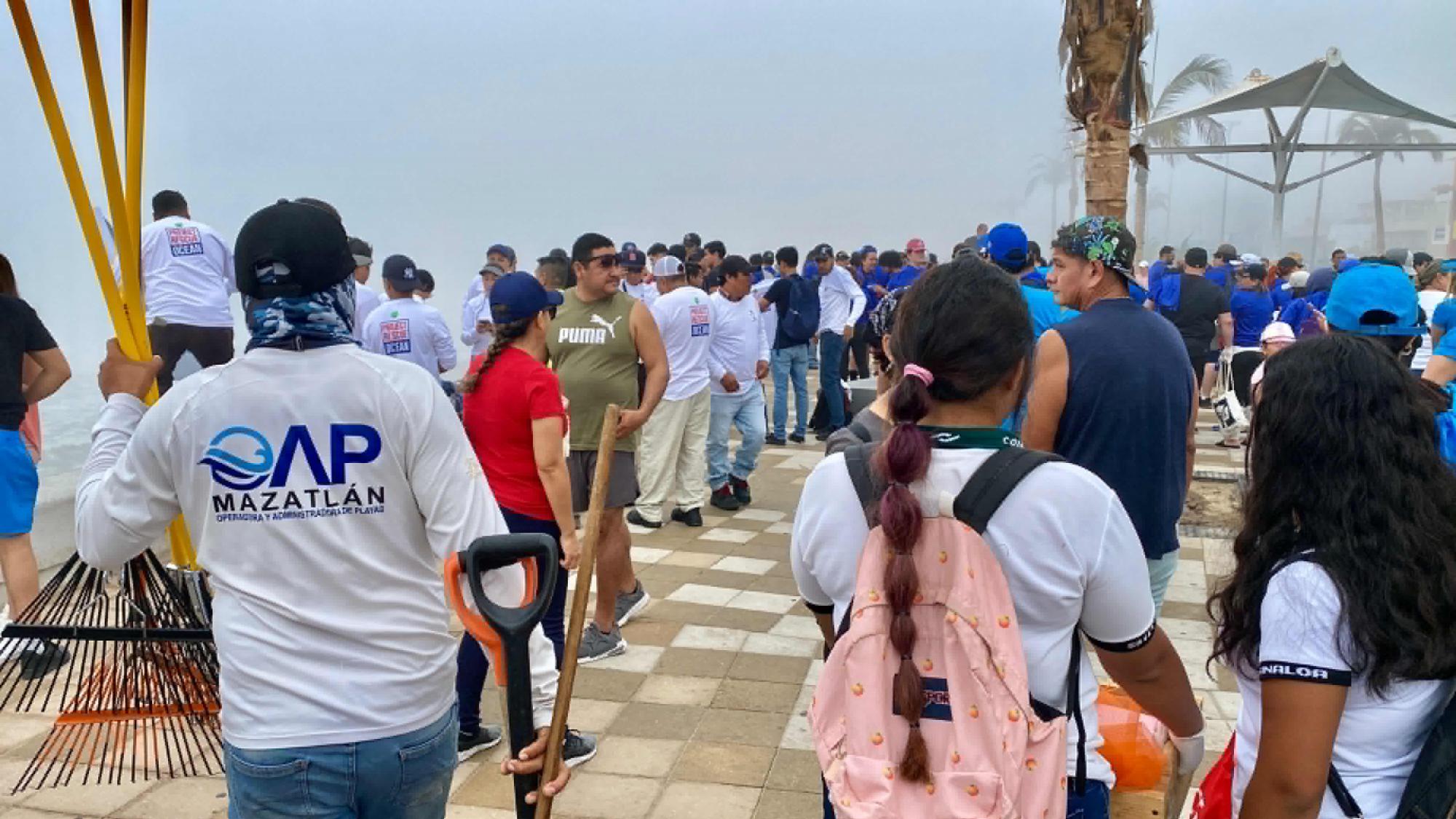 $!Con limpieza de playa conmemoran el Día de la Madre Tierra en Mazatlán; retiran cerca de una tonelada de basura