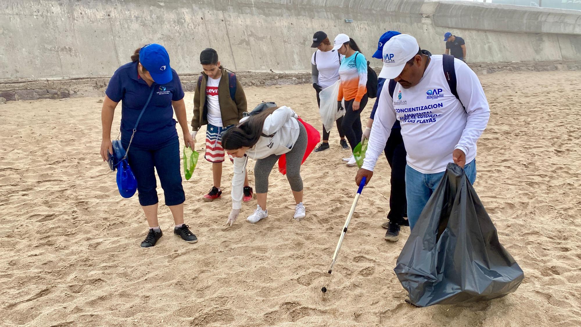 $!Con limpieza de playa conmemoran el Día de la Madre Tierra en Mazatlán; retiran cerca de una tonelada de basura