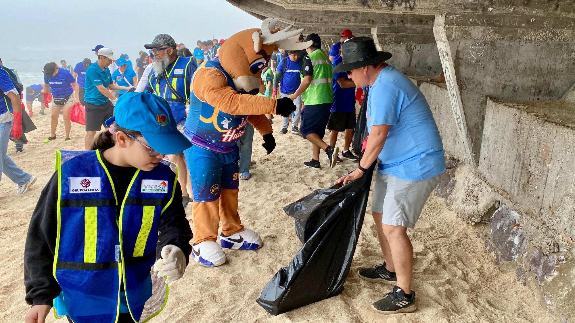 $!Con limpieza de playa conmemoran el Día de la Madre Tierra en Mazatlán; retiran cerca de una tonelada de basura