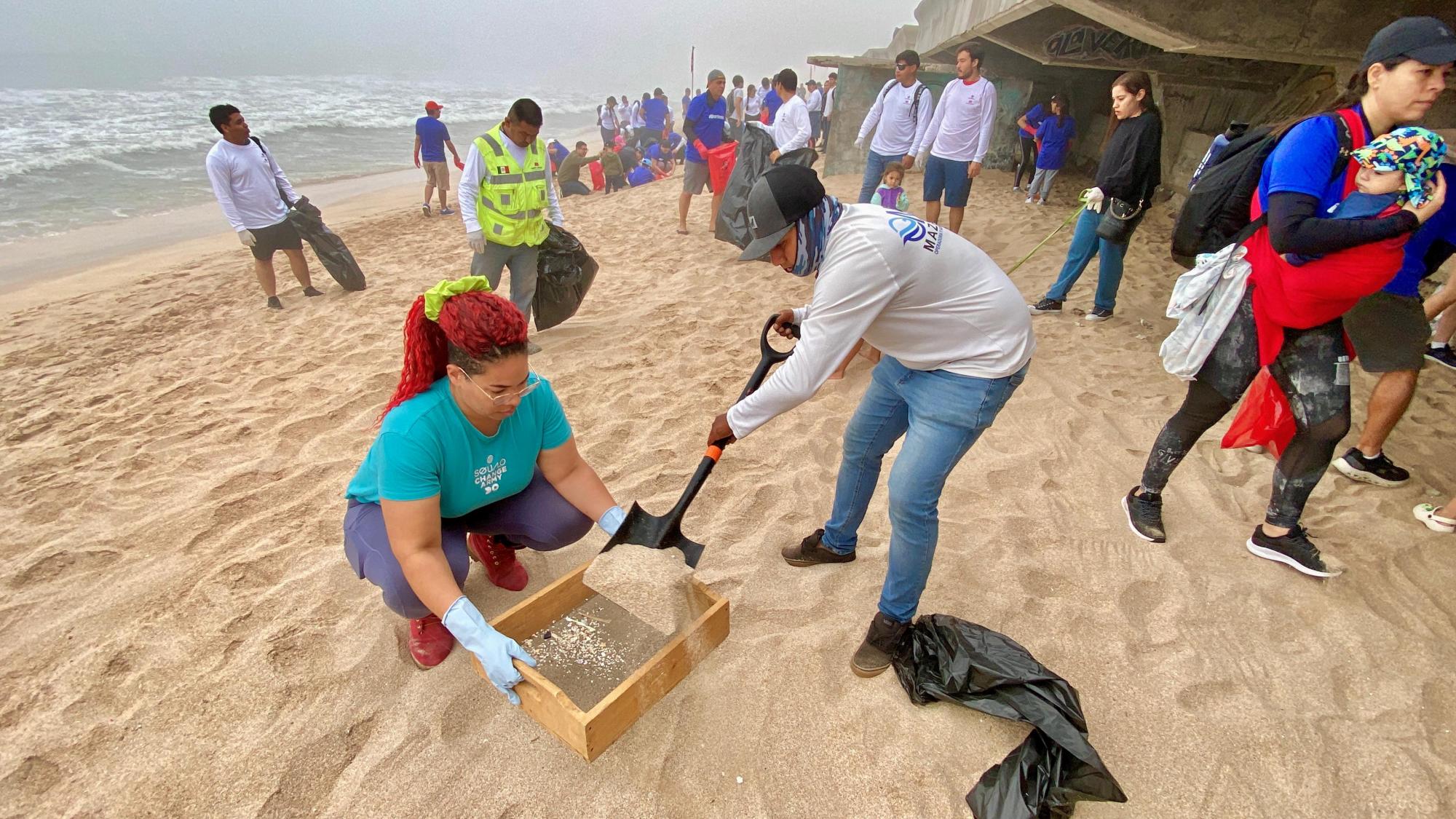 $!Con limpieza de playa conmemoran el Día de la Madre Tierra en Mazatlán; retiran cerca de una tonelada de basura