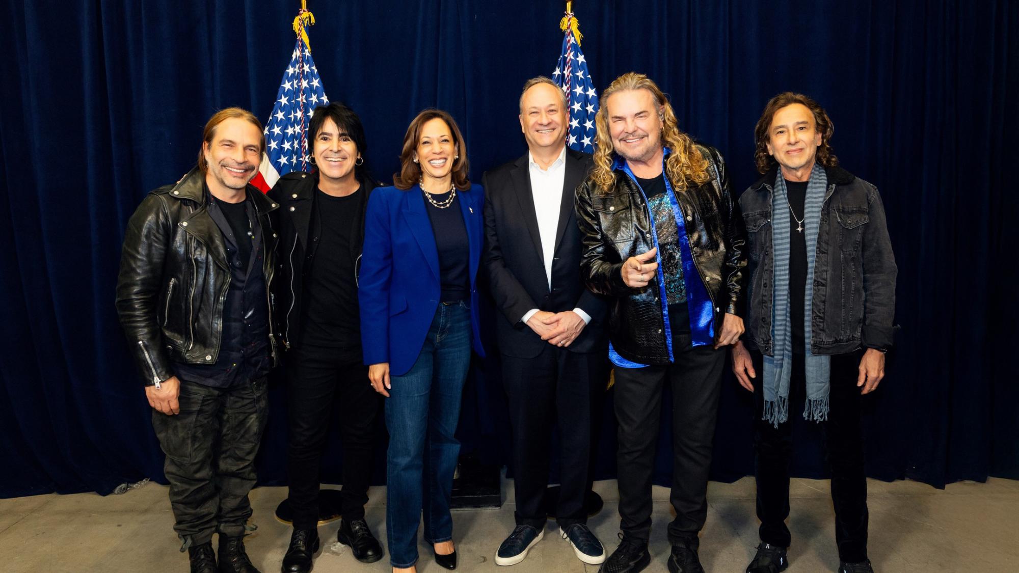 $!Maná junto a Kamala Harris.