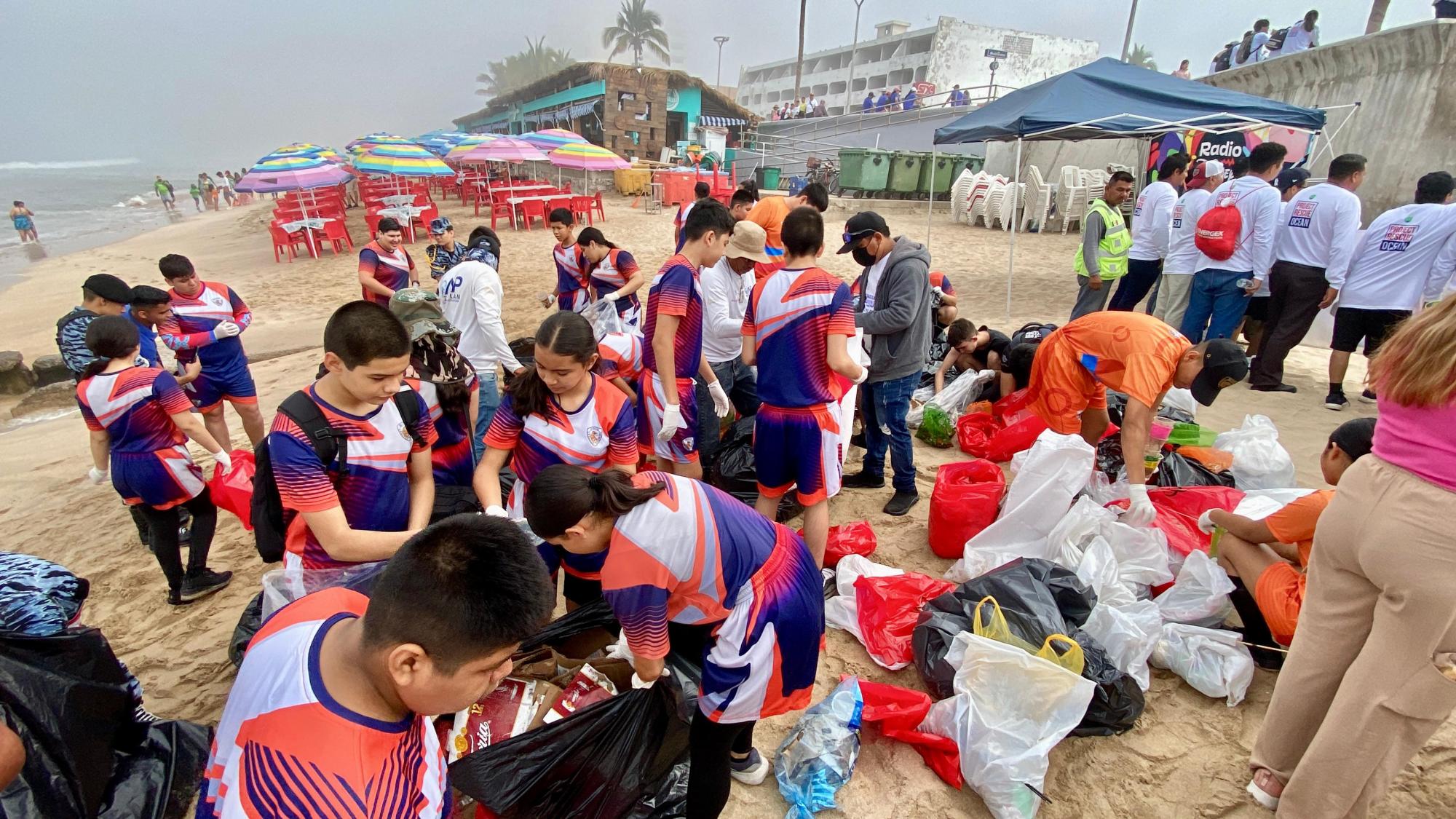 $!Con limpieza de playa conmemoran el Día de la Madre Tierra en Mazatlán; retiran cerca de una tonelada de basura