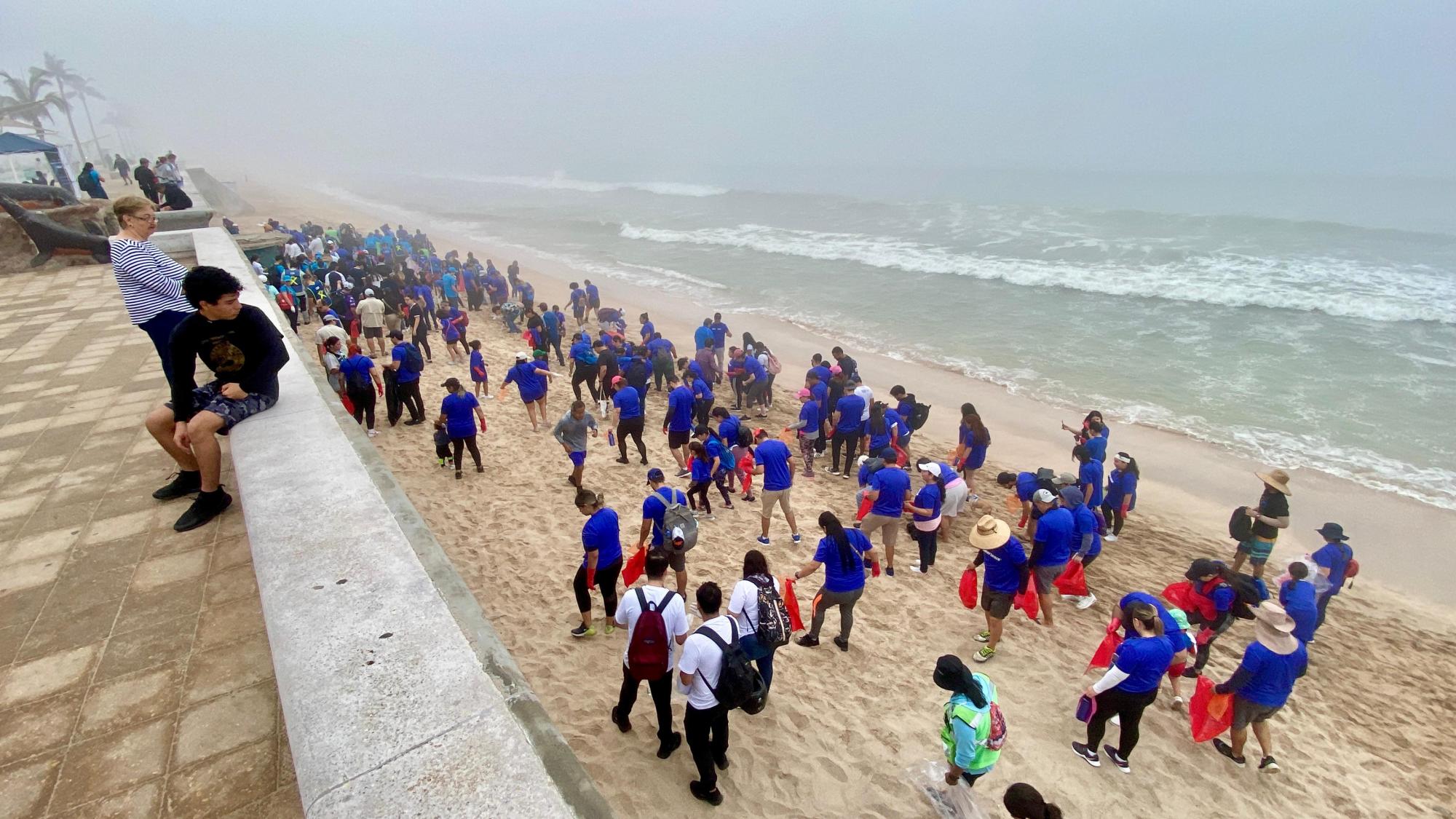 $!Con limpieza de playa conmemoran el Día de la Madre Tierra en Mazatlán; retiran cerca de una tonelada de basura