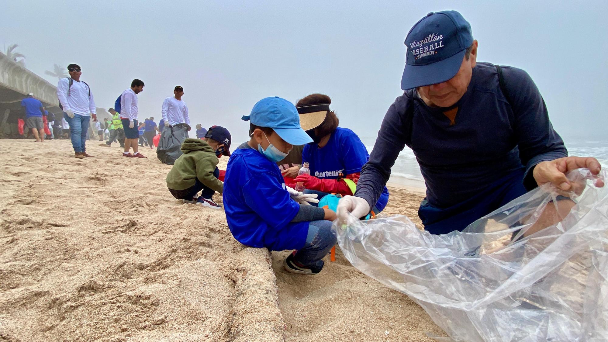 $!Con limpieza de playa conmemoran el Día de la Madre Tierra en Mazatlán; retiran cerca de una tonelada de basura