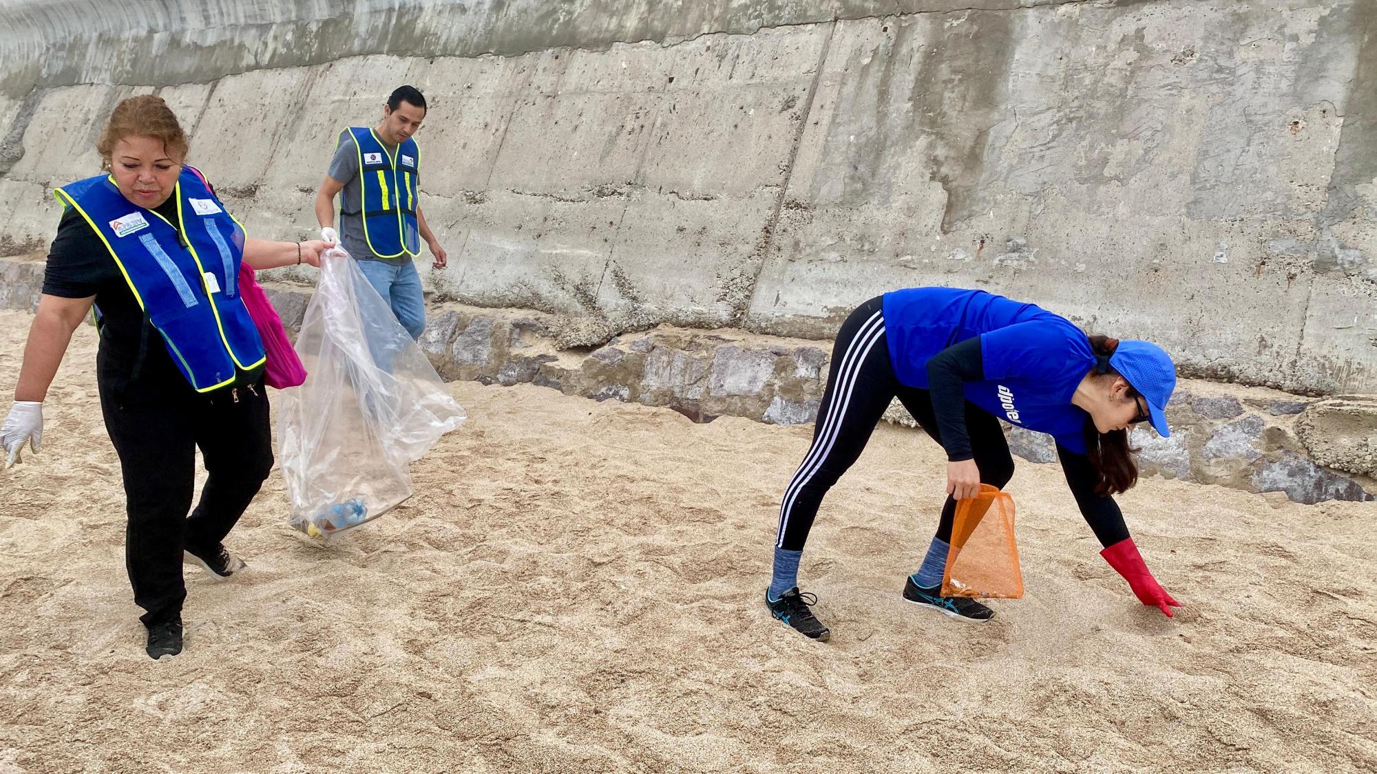 $!Con limpieza de playa conmemoran el Día de la Madre Tierra en Mazatlán; retiran cerca de una tonelada de basura