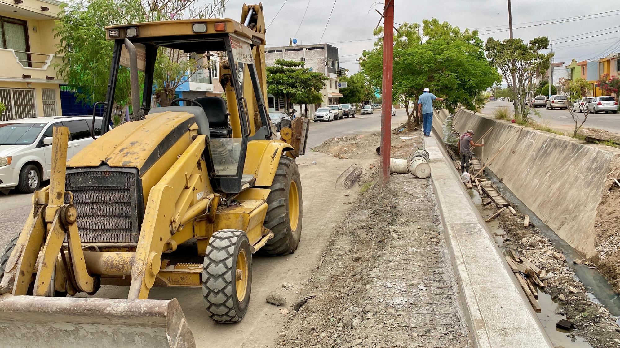 $!Reparan losas de concreto en canal revestido del Infonavit Alarcón