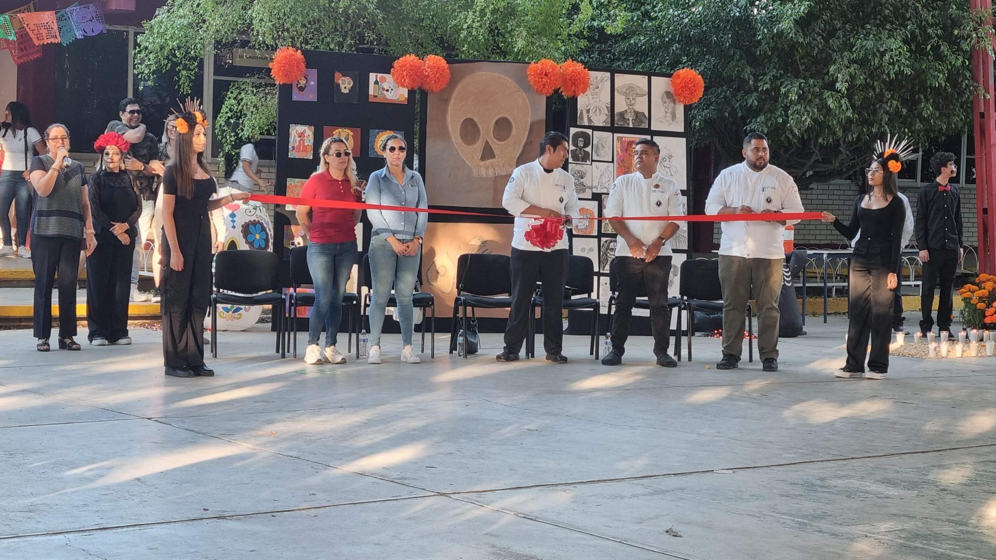 $!Cbtis 51 resalta las tradiciones mexicanas con Festival del Día de Muertos y exhibición de altares