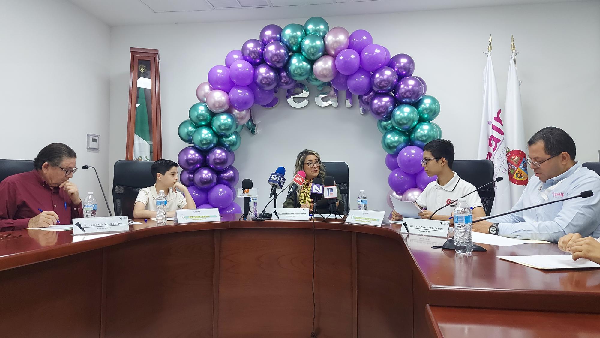 $!Los comisionados Liliana Campuzano, José Luis Moreno y José Alfredo Beltrán con los niños ganadores.