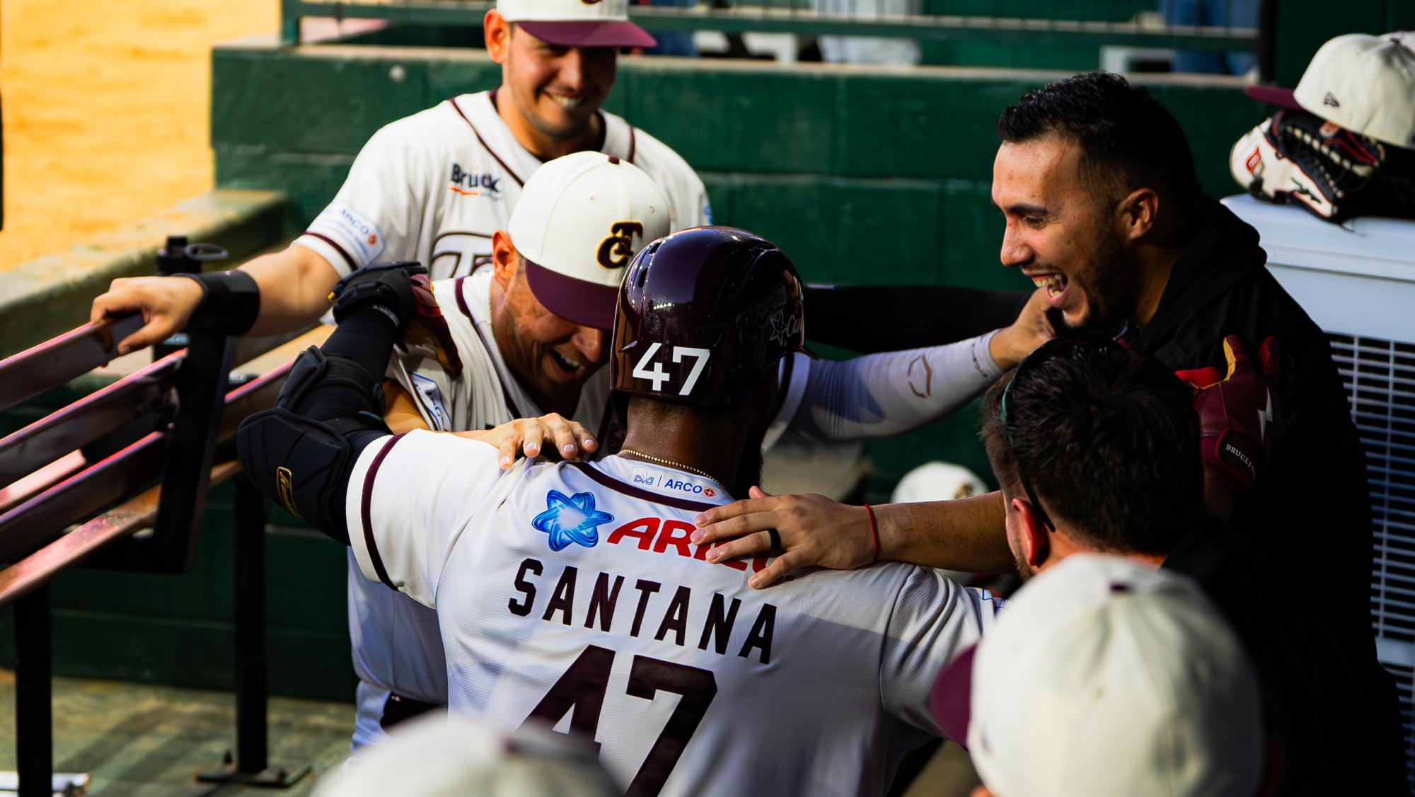 $!Tomateros de Culiacán vuelve a sacar la escoba para extender su racha a siete victorias en fila