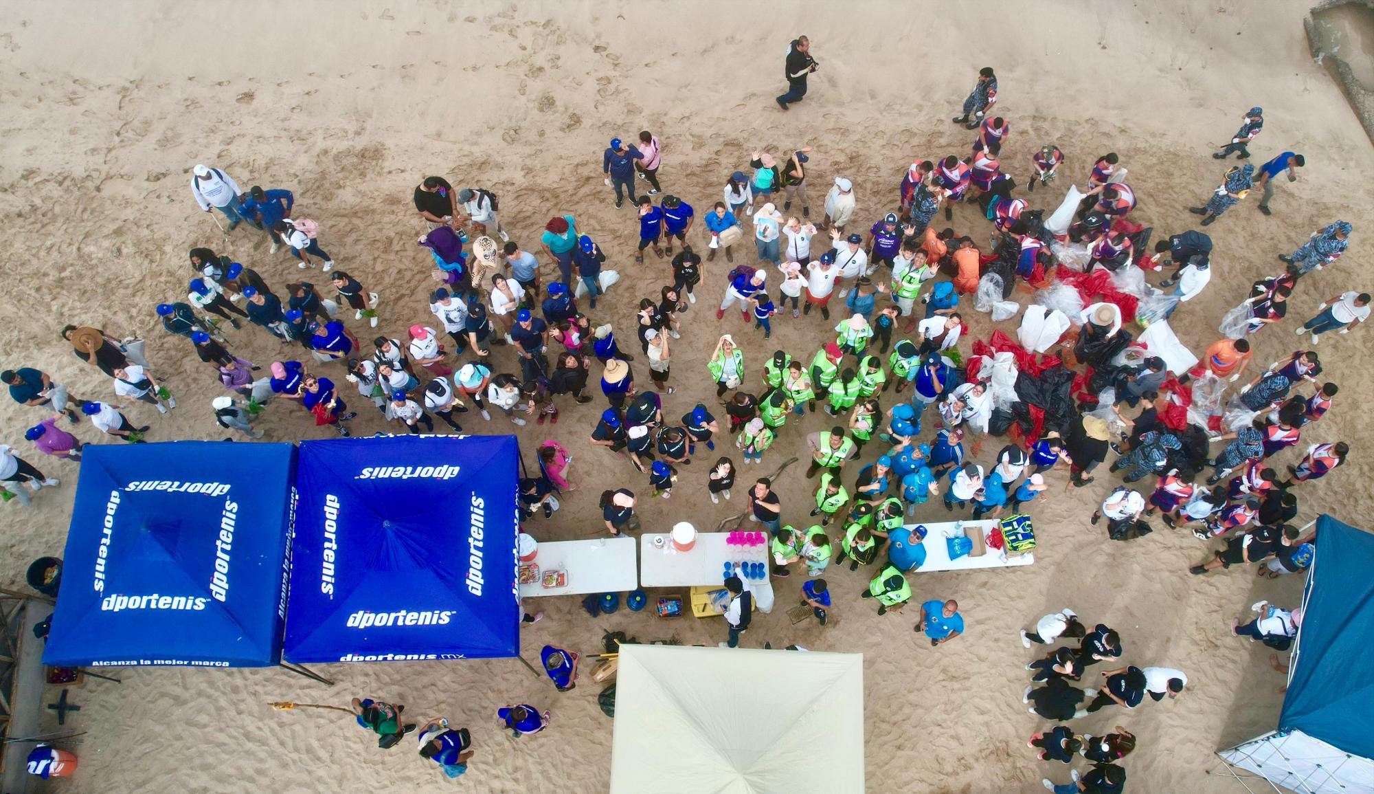 $!Con limpieza de playa conmemoran el Día de la Madre Tierra en Mazatlán; retiran cerca de una tonelada de basura