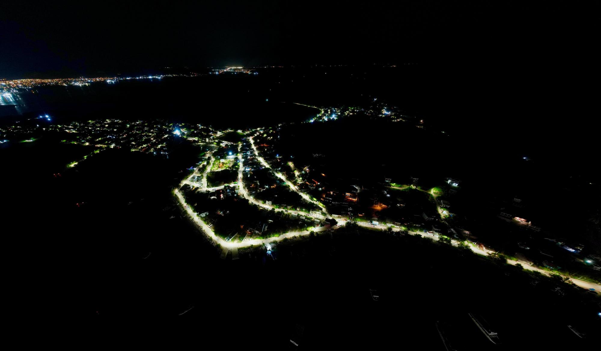 $!¡Llegó la luz! Nuevas lámparas LED iluminan la Isla de la Piedra