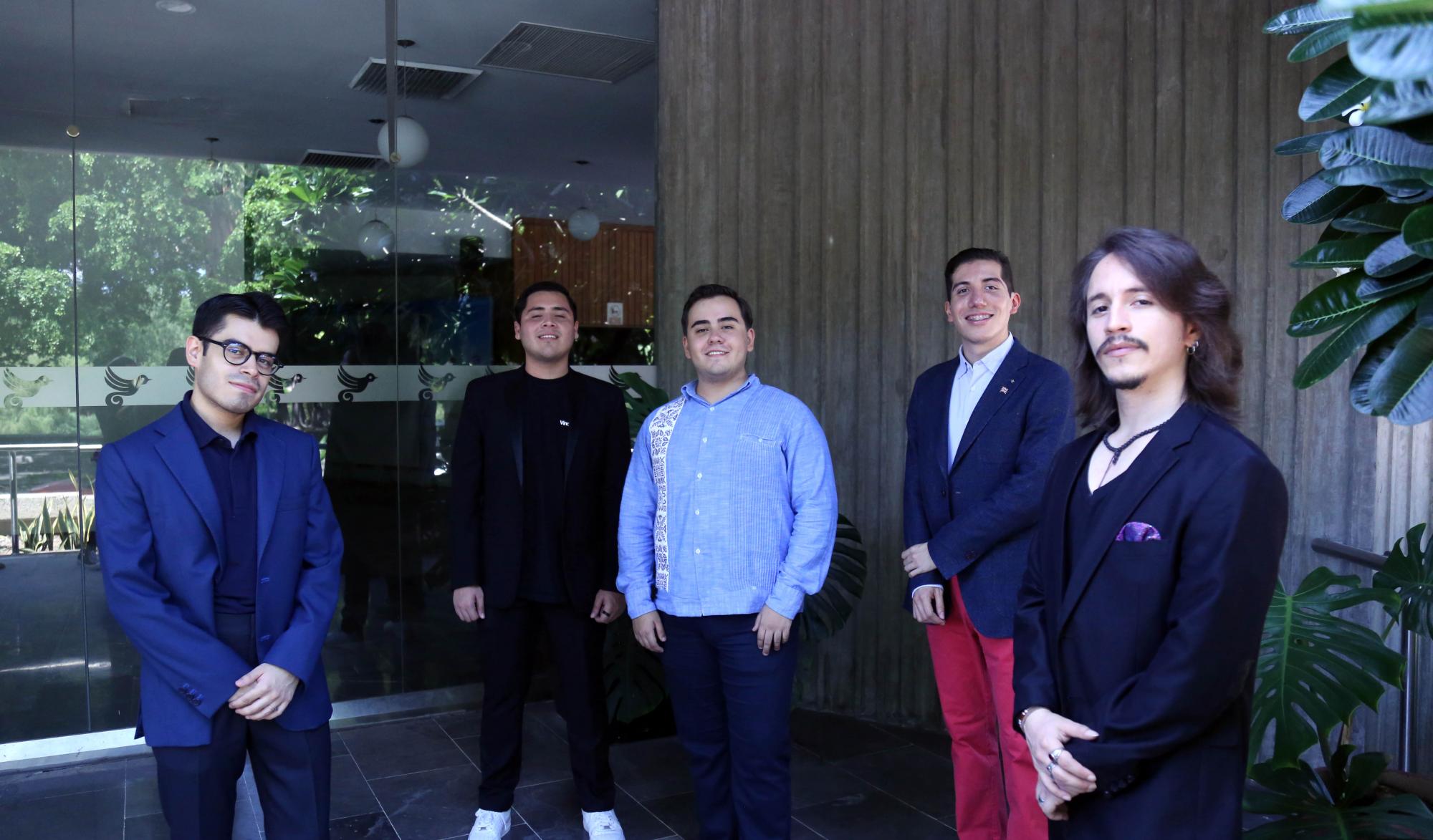 $!El pianista Salomón Gil, con los cantantes Alejandro Hernández, Pablo Falcón, Cyan Rangel y Daniel Plantillas.