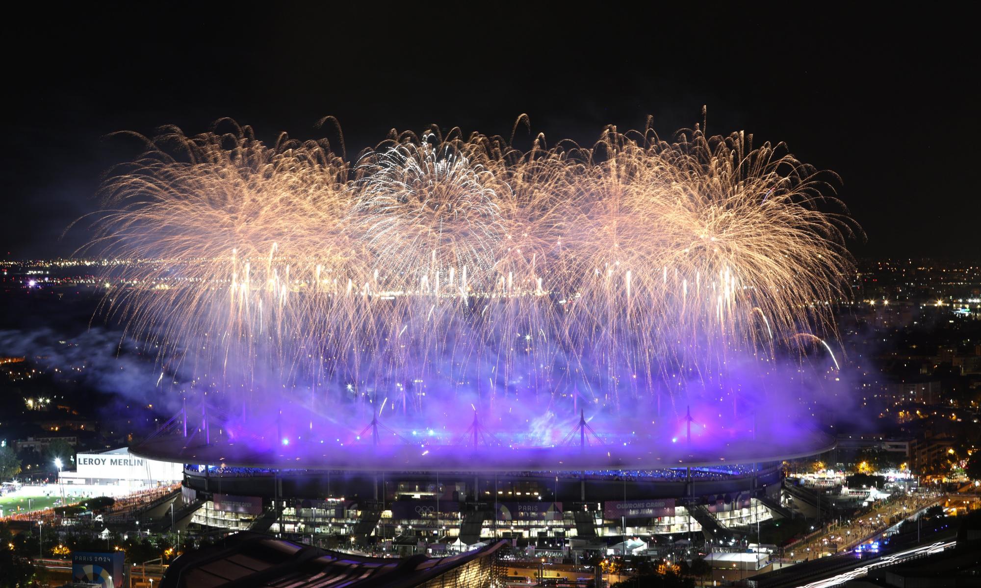 $!Fuegos artificiales por encima del estadio marcan la clausura de la ceremonia de París 2024.