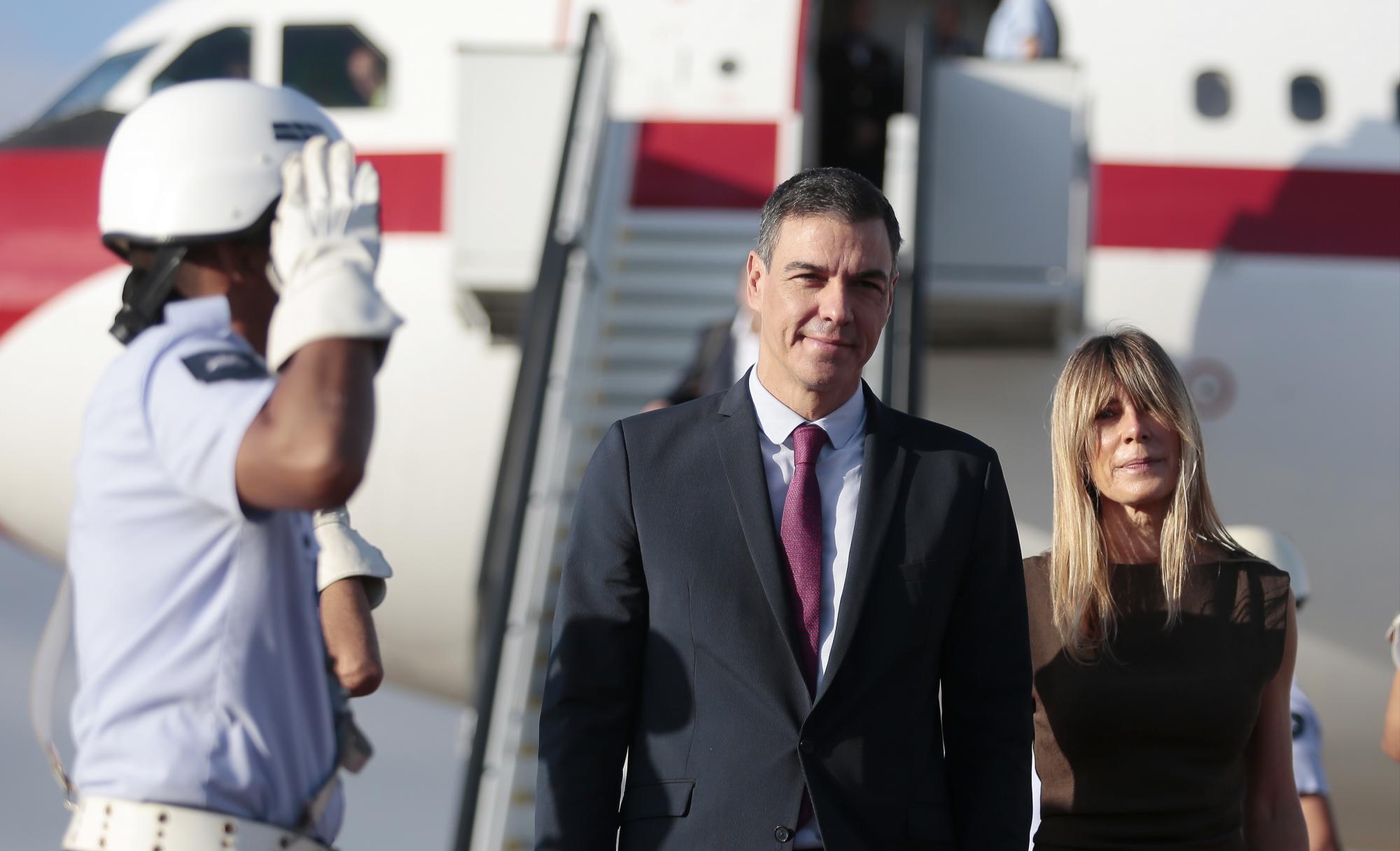 $!Rio de Janeiro, Brasil- 17 de Novembro de 2024- G20 Summit- Rio de Janeiro, Brasil- 18 de Novembro de 2024- G20 Summit. Presidente do Governo da Espanha, Pedro Sánchez (E) e sua esposa desembarcam no aeroporto Tom Jobim para participar do G20 Summit. . Foto: Jorge William/G20 Rio de Janeiro, Brazil - November 17, 2024 - G20 Summit- President of the Government of Spain, Pedro Sánchez (L) and his wife disembark at Tom Jobim airport to participate in the G20 Summit. . Photo: Jorge William/G20