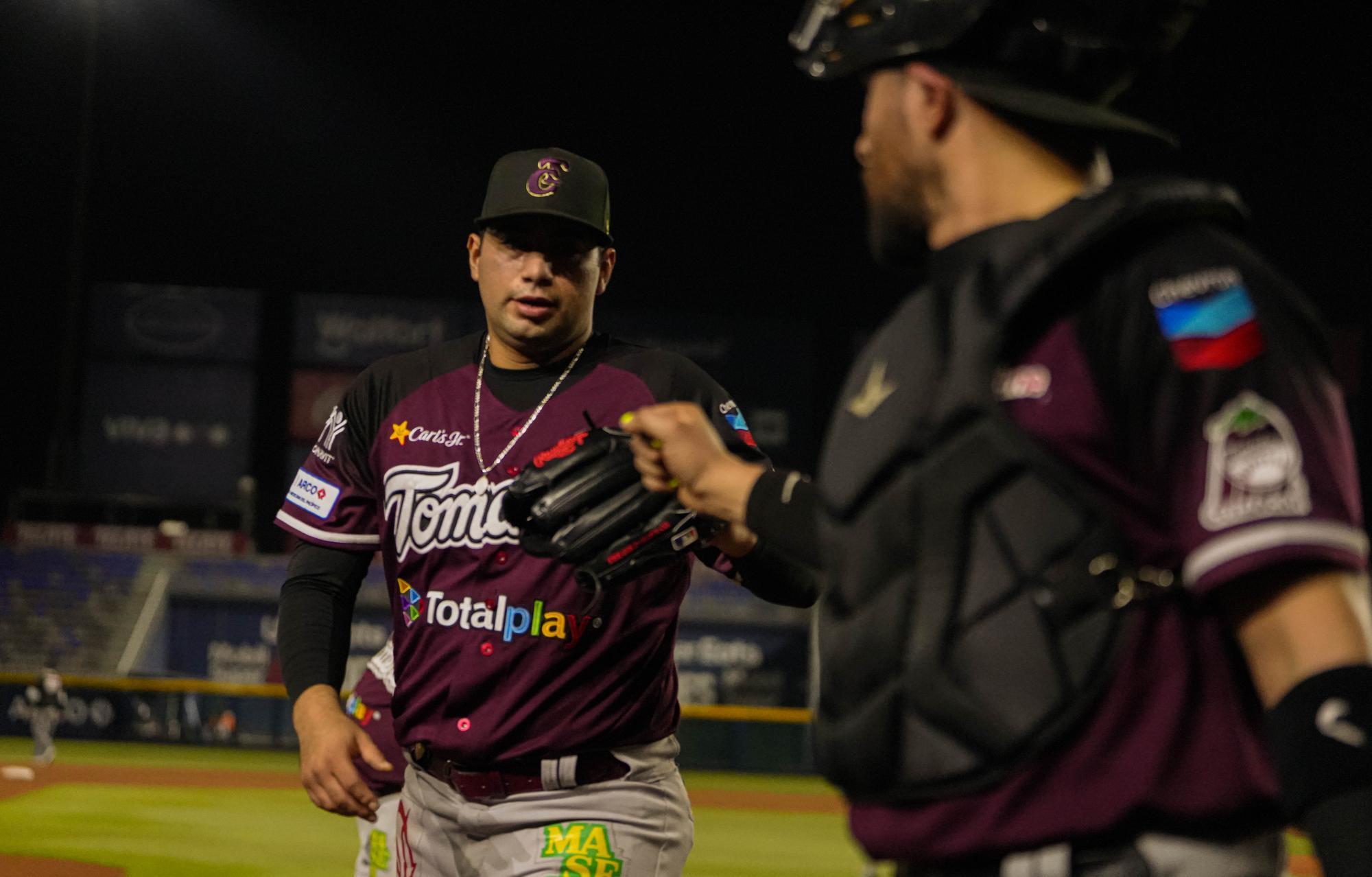 $!Tomateros de Culiacán divide honores con Sultanes