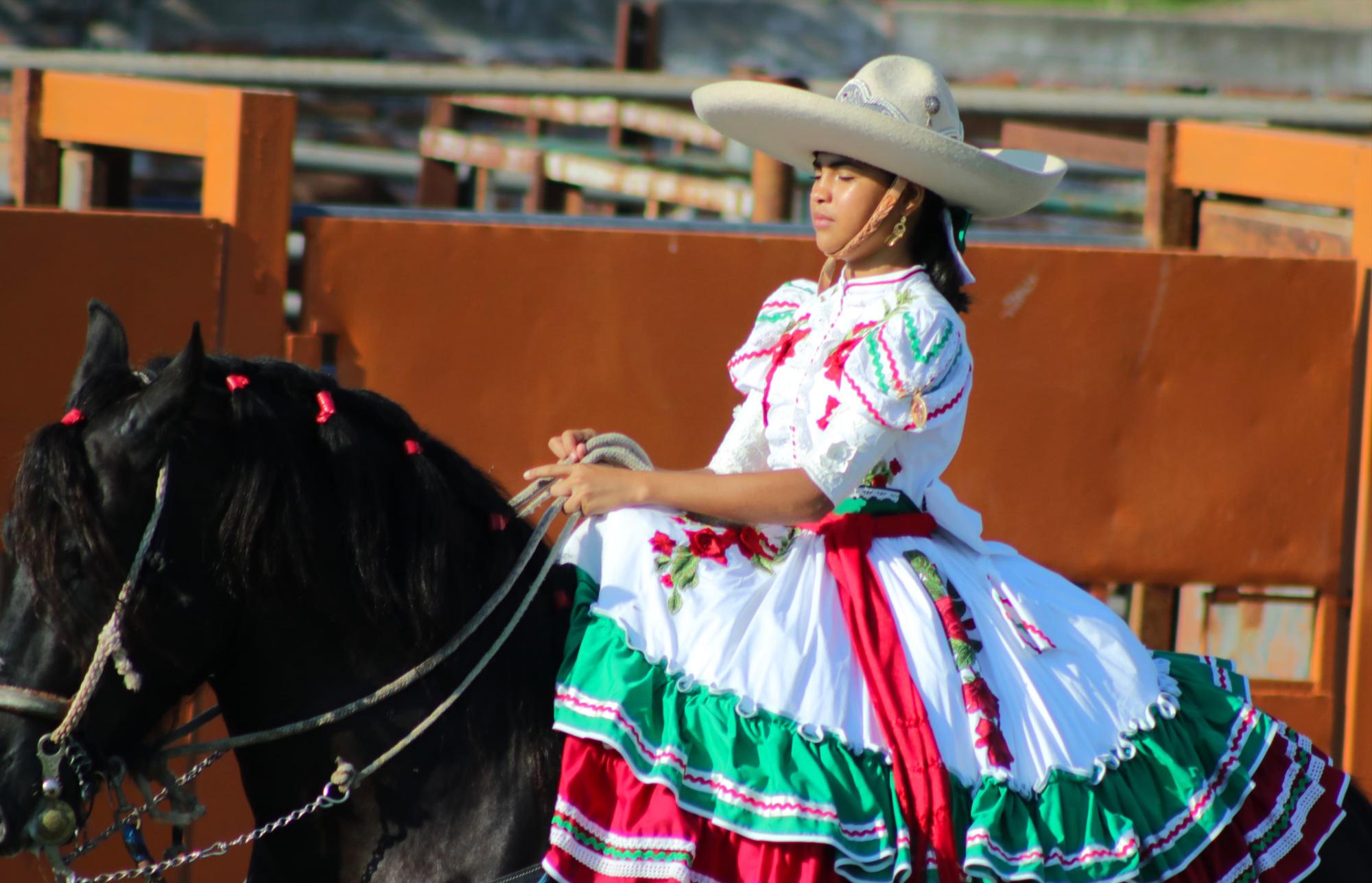 $!Celebran la cultura mexicana con el Primer Torneo de Floreo de Soga, en Villa Unión