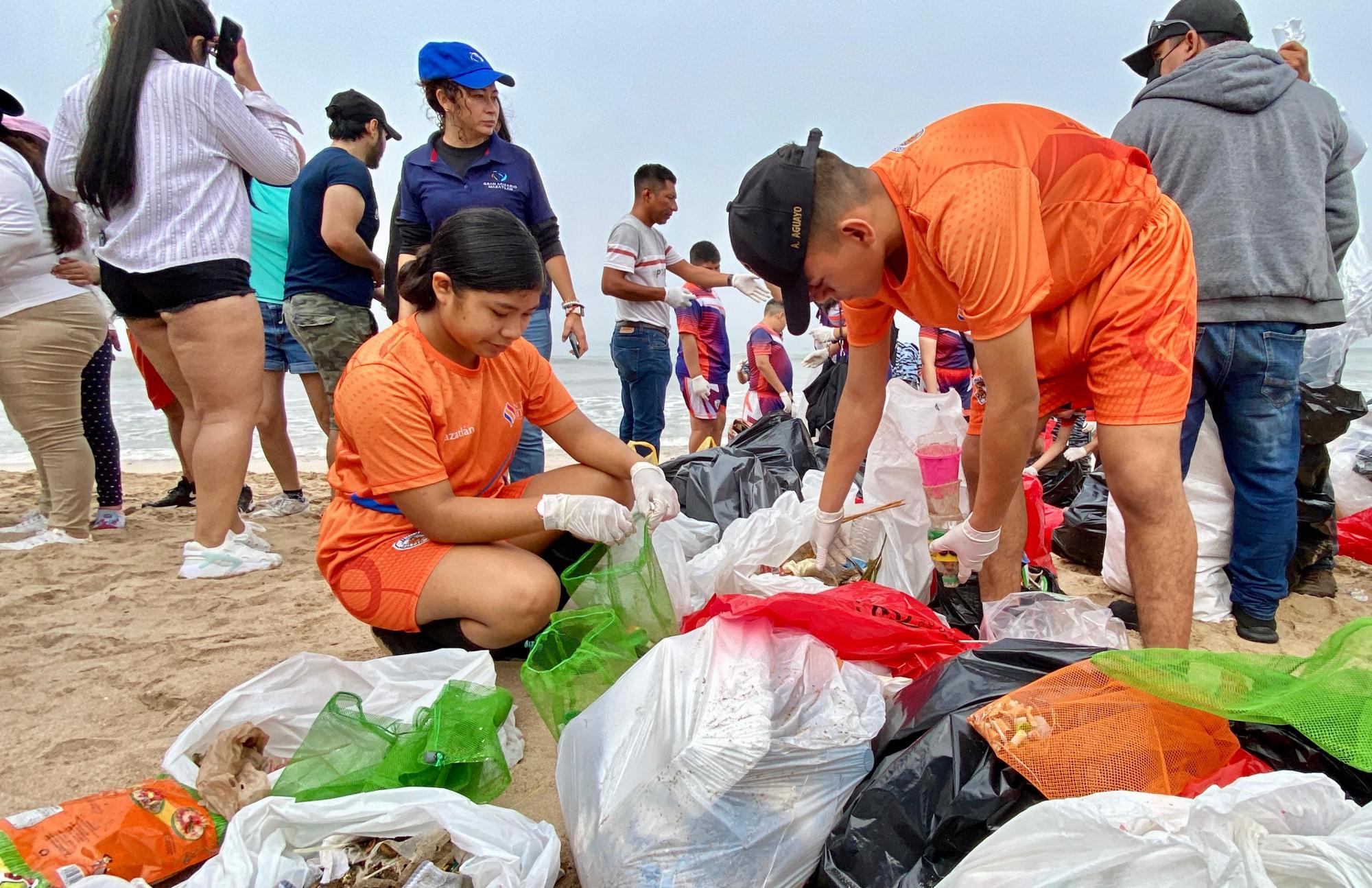 $!Con limpieza de playa conmemoran el Día de la Madre Tierra en Mazatlán; retiran cerca de una tonelada de basura