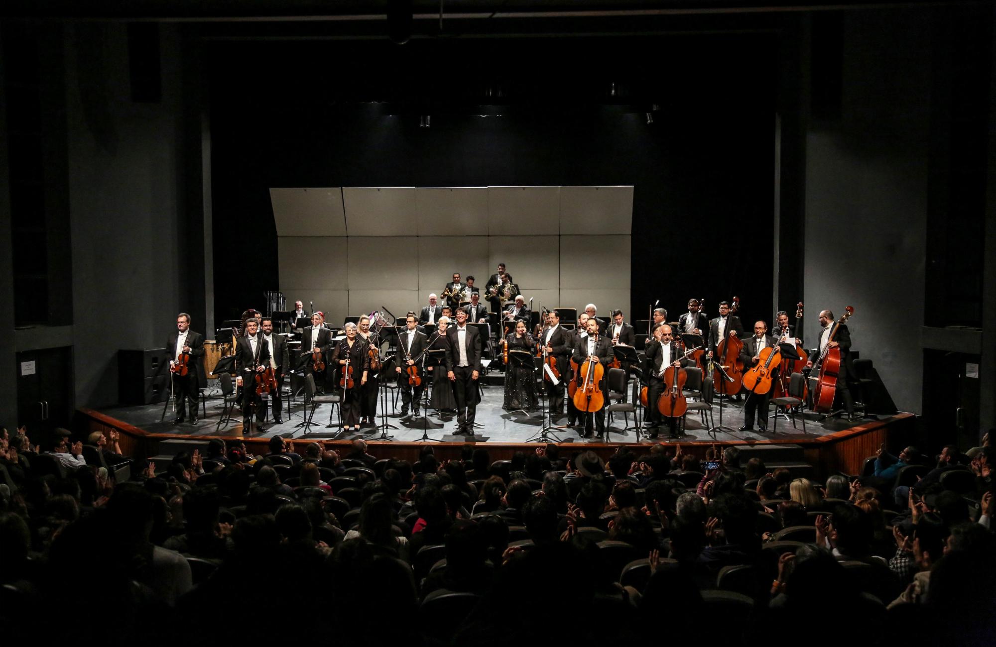 $!La Orquesta Sinfónica Sinaloa de las Artes es dirigida por Eduardo García Barrios.