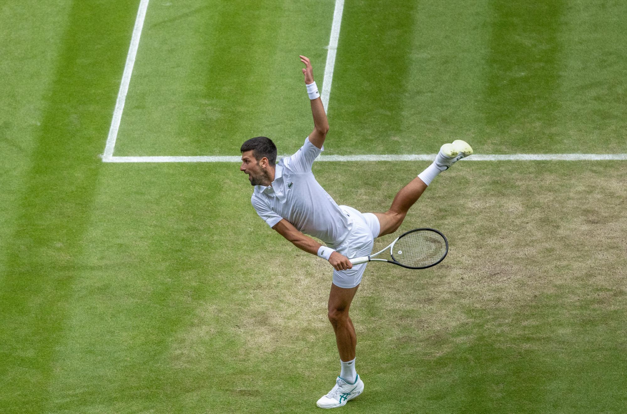 $!Novak Djokovic ‘desactiva un problema’ para meterse a semifinales en Wimbledon