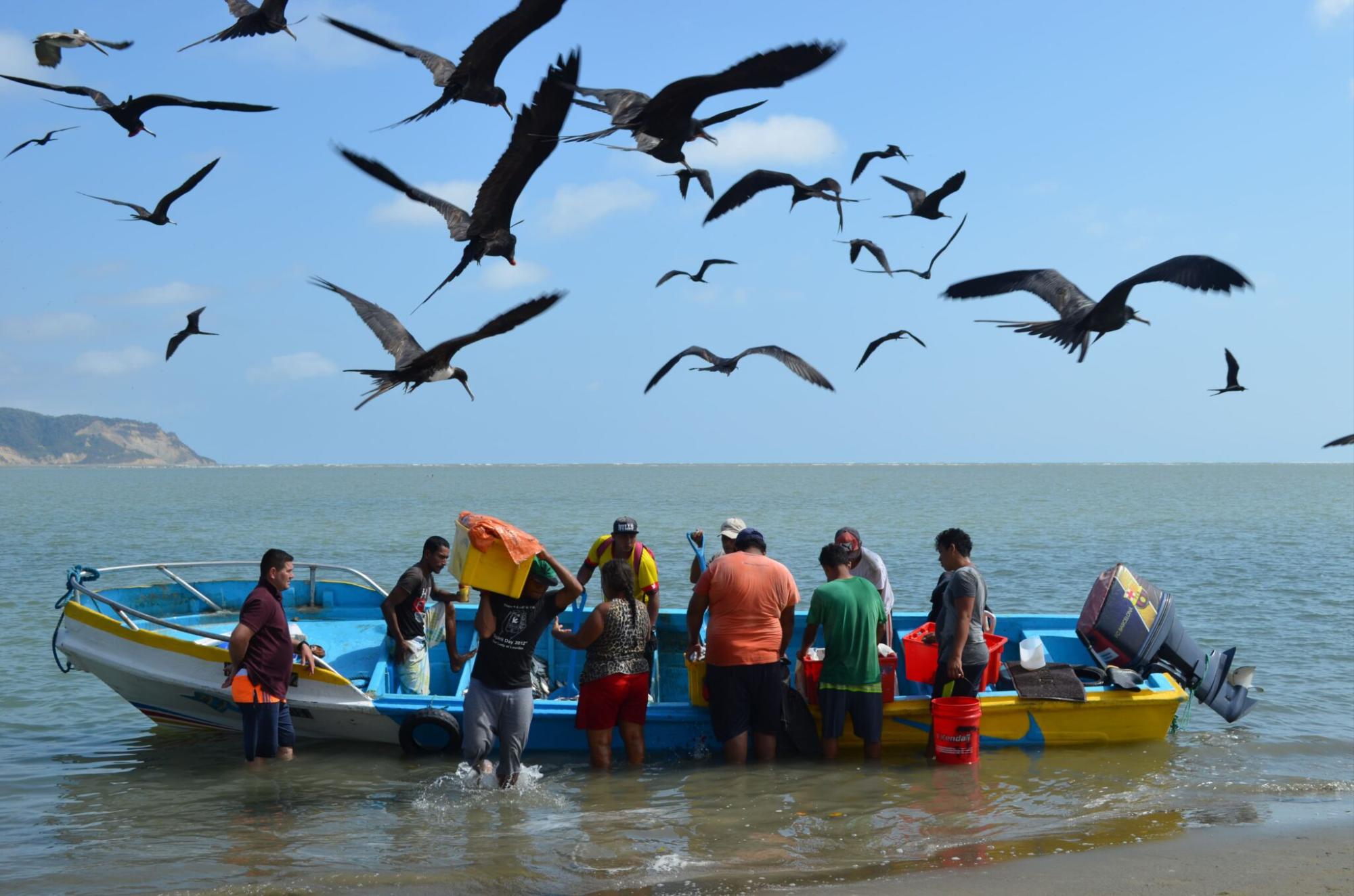 $!Pescadores en la costa de la reserva marina de Puerto Cabuyal y Punta de San Clemente, Punta Napo, sector San Vicente.